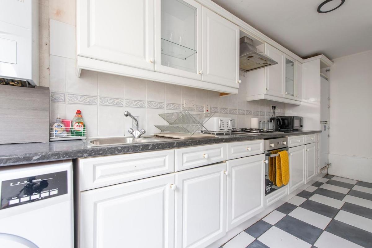 Lovely 2-bed 20 Mins To Apartamento *