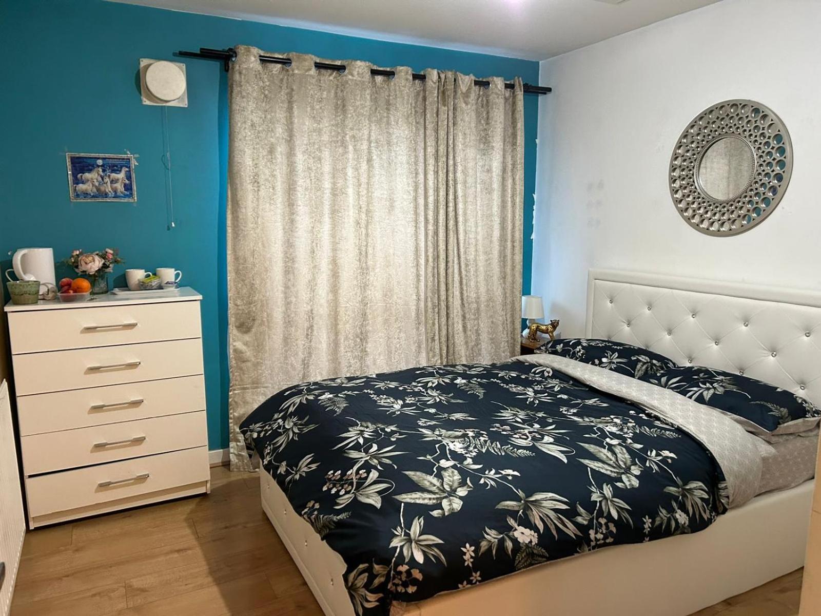 Beautiful 1 Bedroom Ground Floor With Shared Bathroom Apartment *