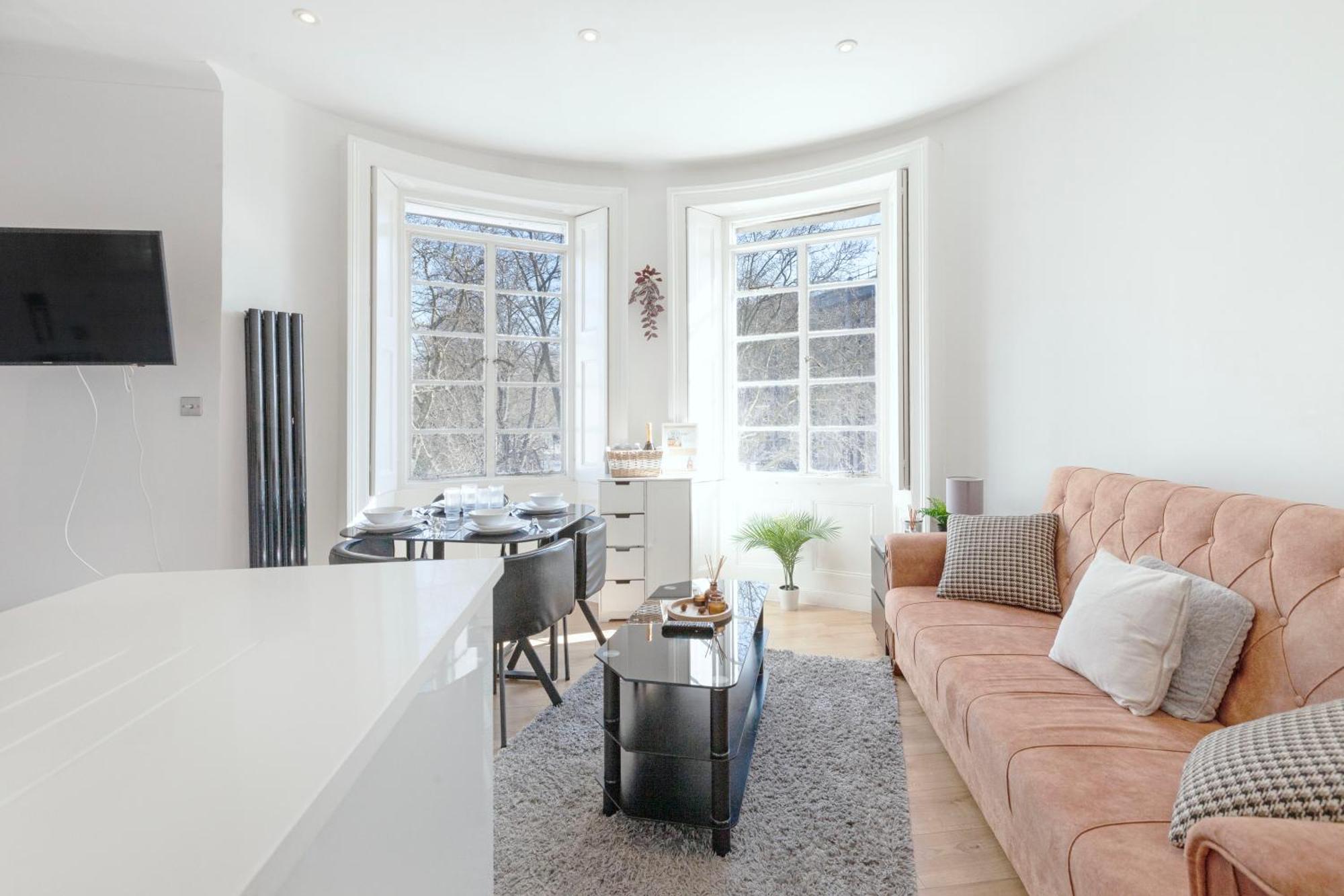 Luxury 2 Bedroom Flat In Royal Crescent Londen
