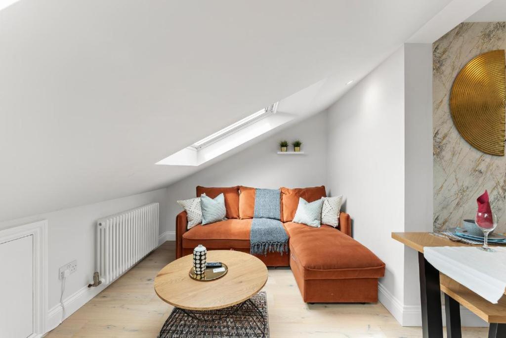 Peaceful Retreat With Balcony - Sleeps 9 Appartement *