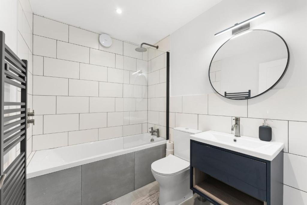Peaceful Retreat With Balcony - Sleeps 9 Appartement Londres