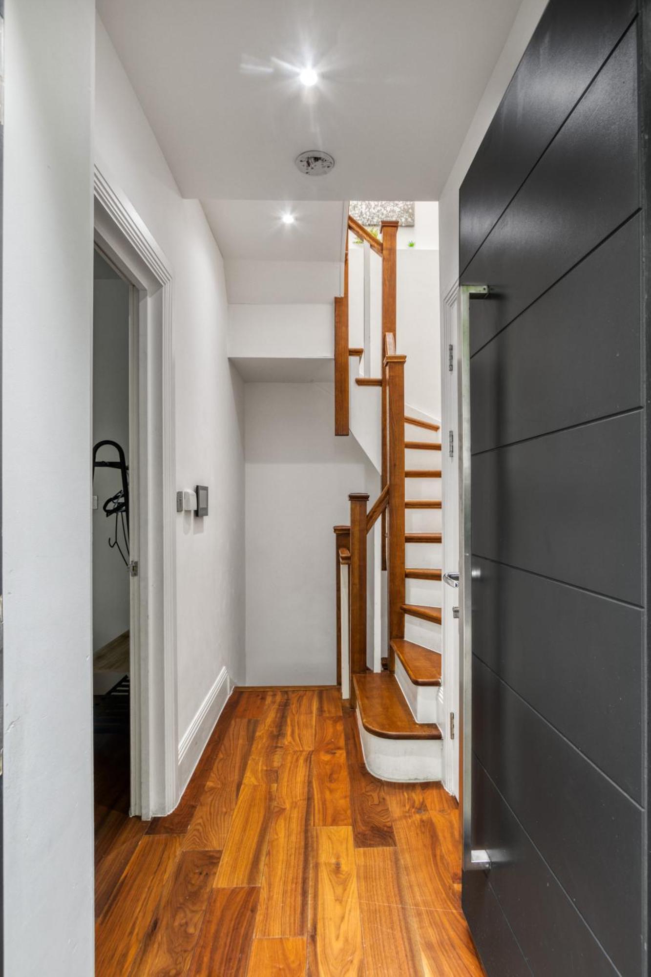 Unique Stylish Duplex 2br 2ba Balcony * Londres
