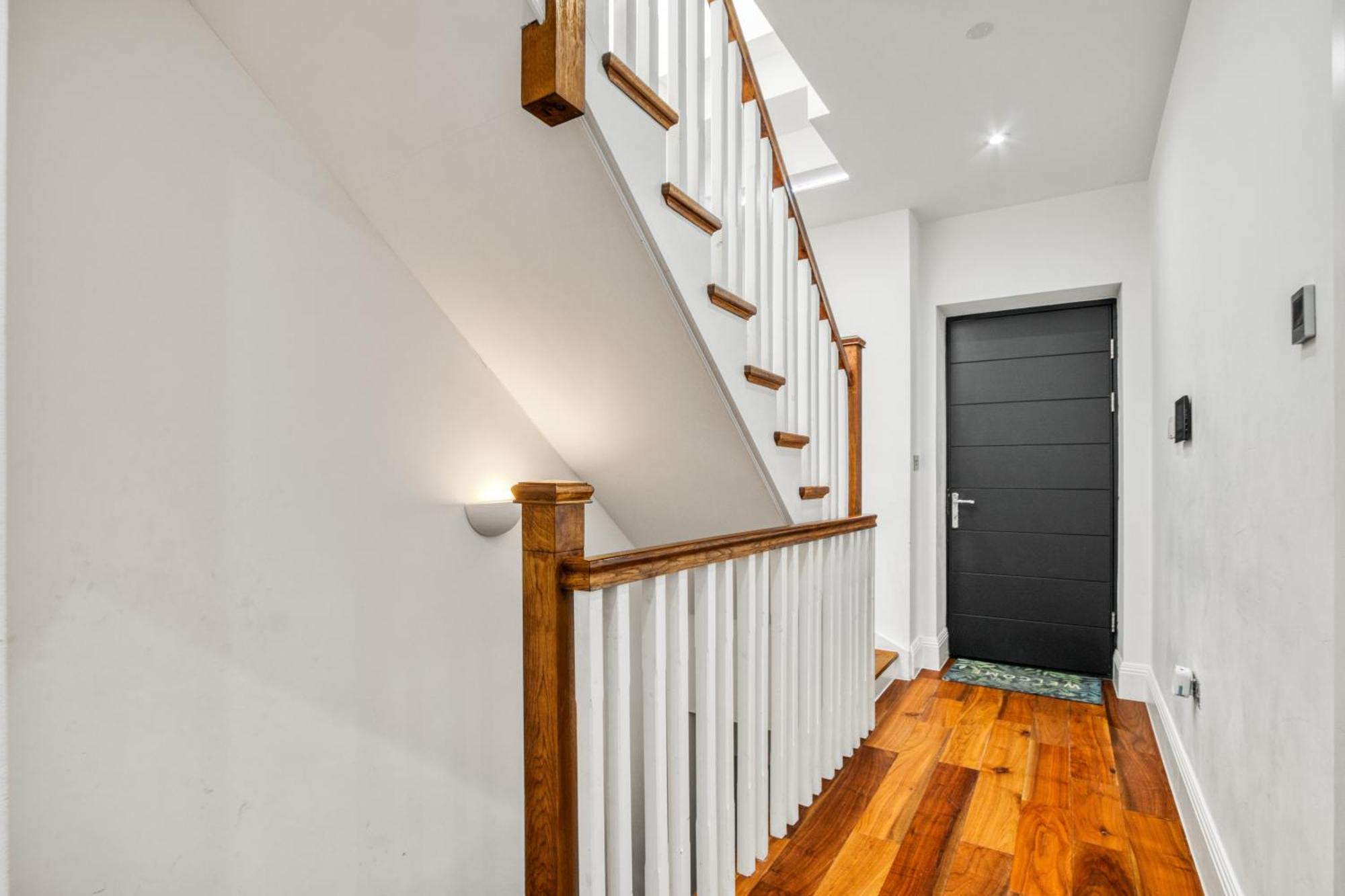 Elegant & Spacious House 3br 3ba Balcony Patio Londres