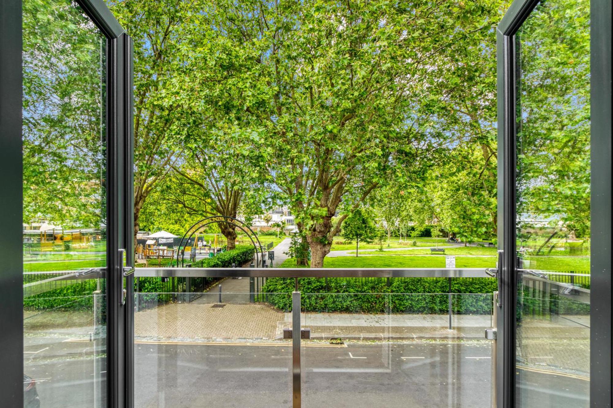 Elegant & Spacious House 3br 3ba Balcony Patio * Londres