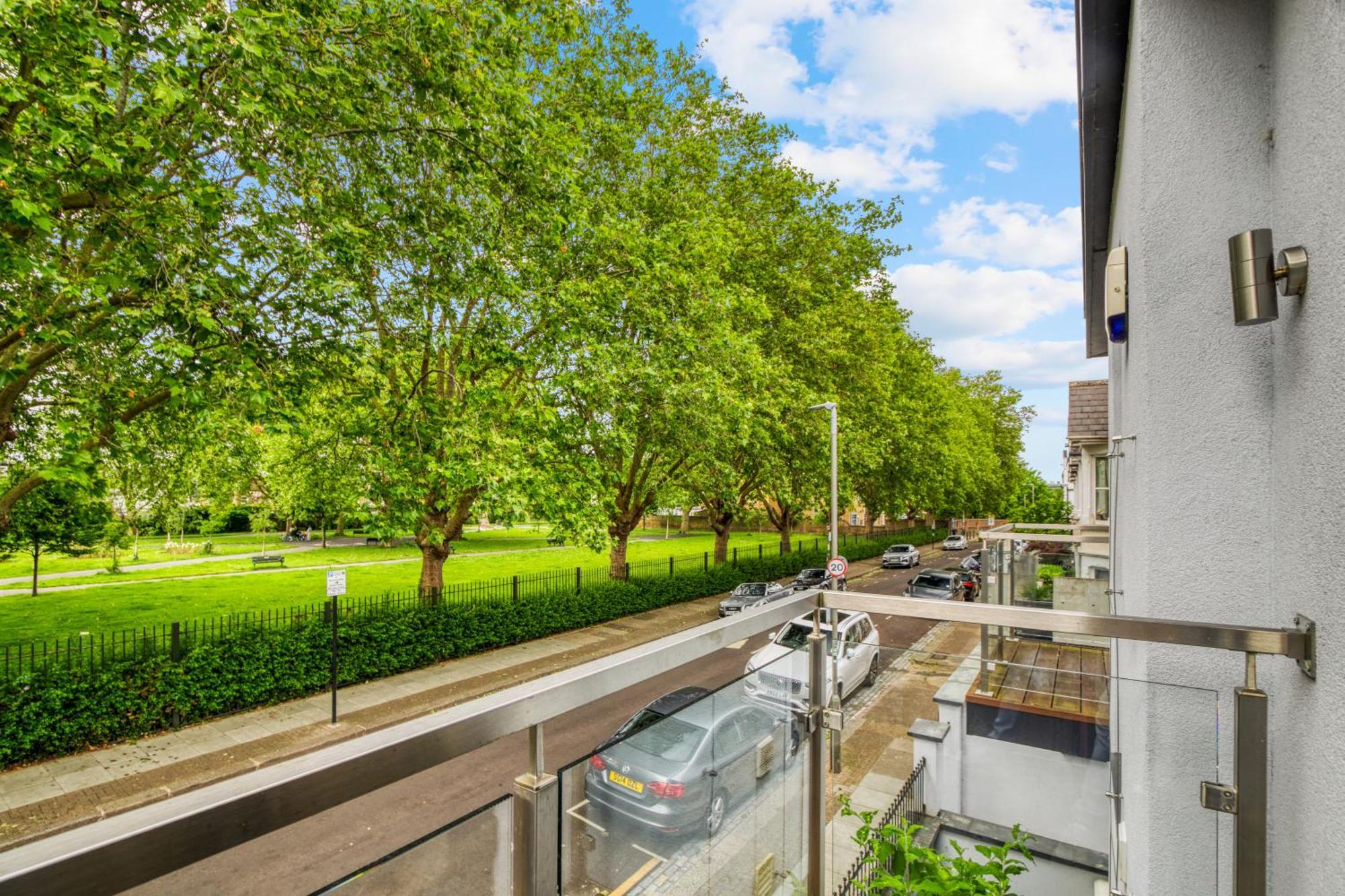 Elegant & Spacious House 3br 3ba Balcony Patio Londres
