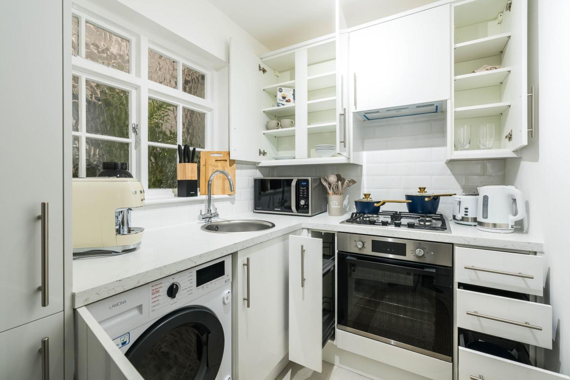 One Bedroom And 2 Bed In South Kensington-very Lively Area Appartement