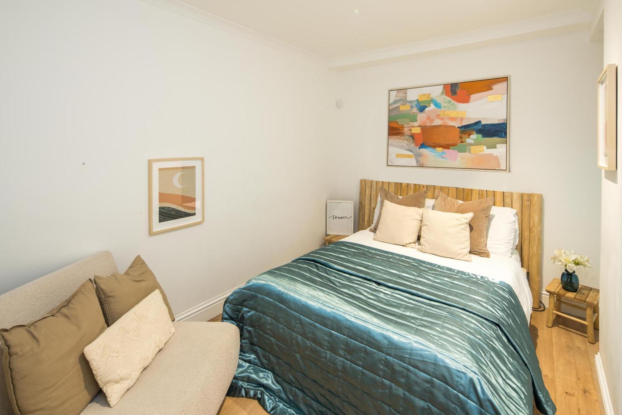 One Bedroom And 2 Bed In South Kensington-very Lively Area Londres