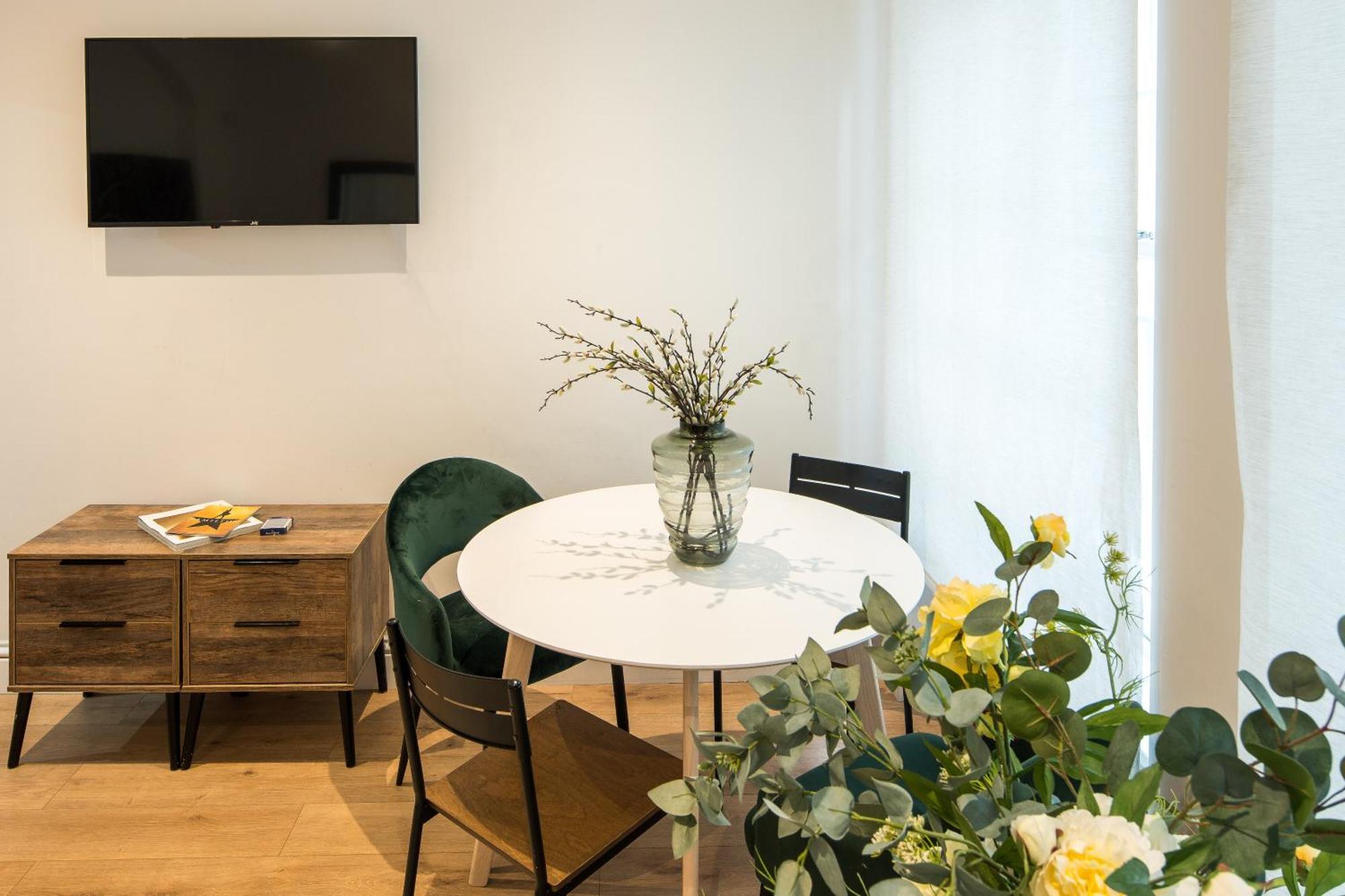 One Bedroom And 2 Bed In South Kensington-very Lively Area Appartement Londres