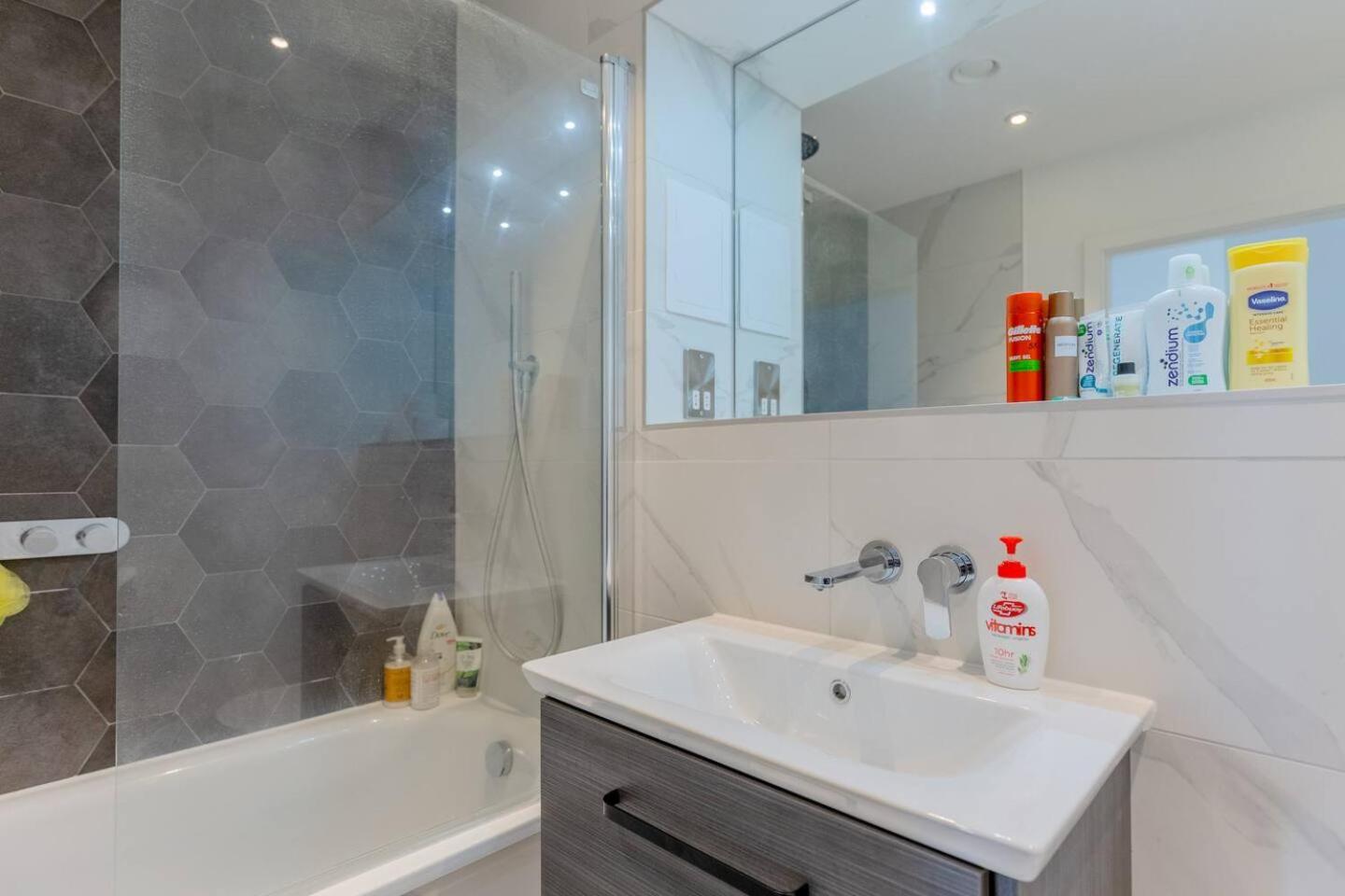 Stylish 2 Bed Flat In Battersea With Private Balcony * Londres