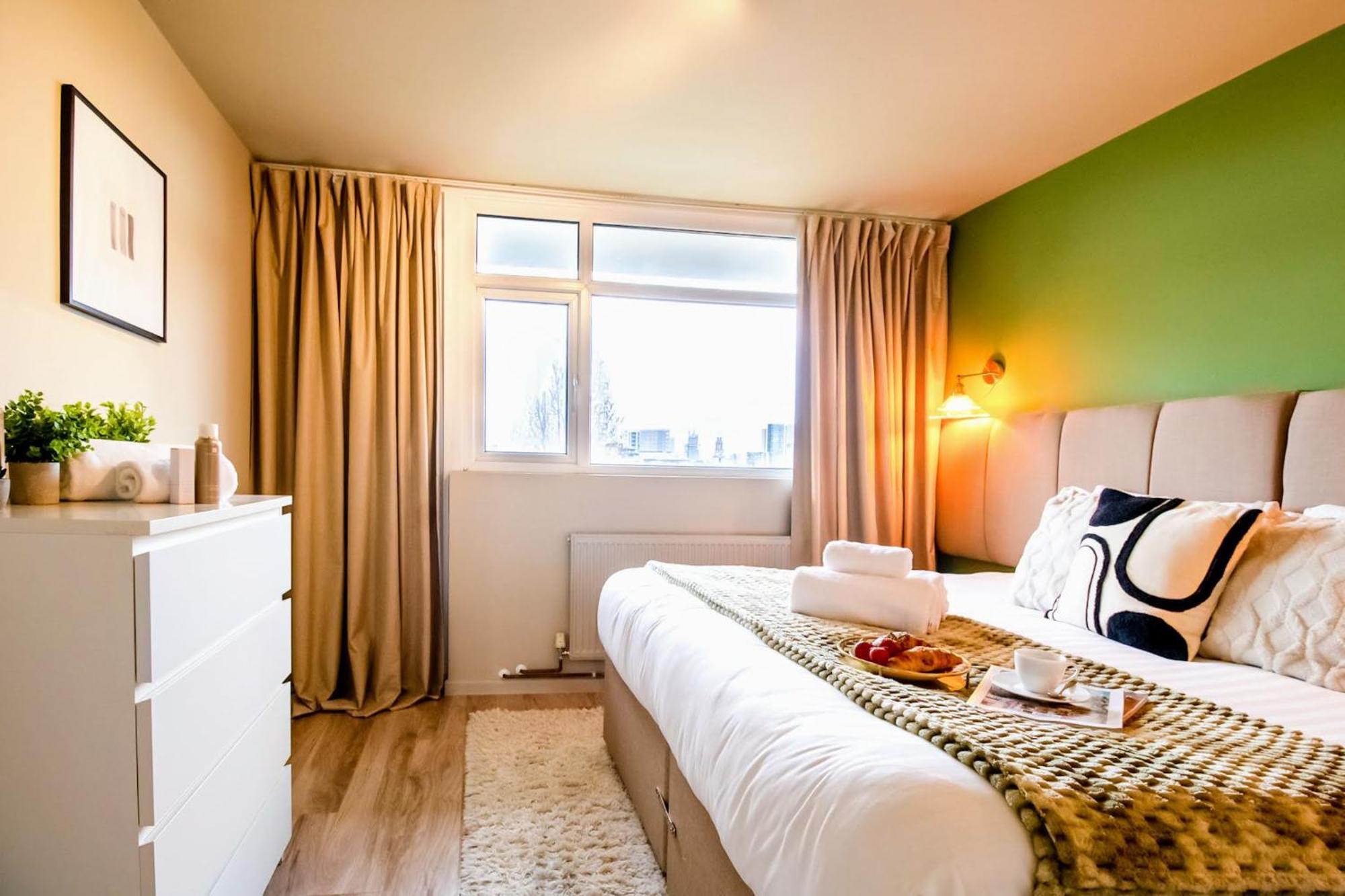 2br Flat King Bed 4 Min To Dlr Easy Access *