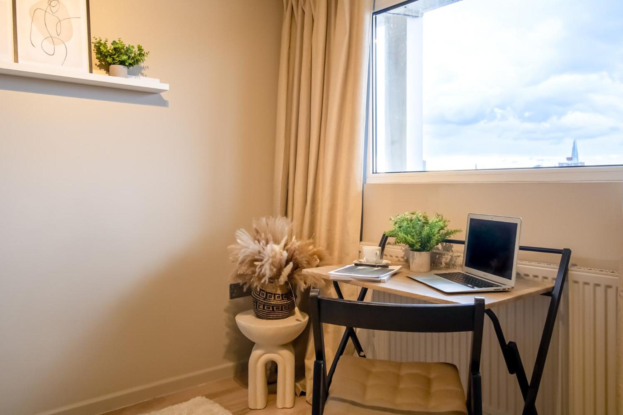 2br Flat King Bed 4 Min To Dlr Easy Access *