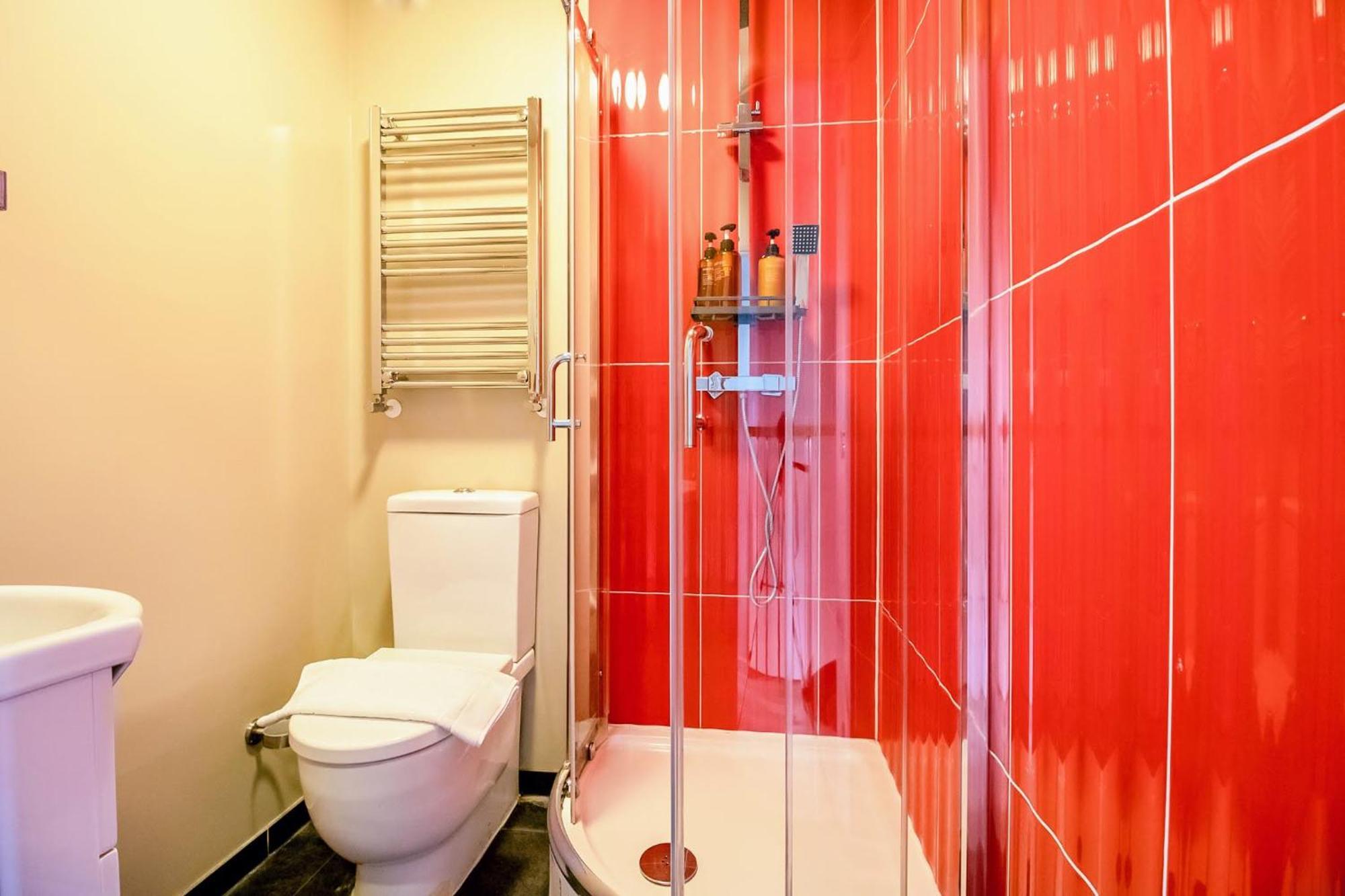 Appartement 2 Bedrooms Close To Limehouse Station Londen
