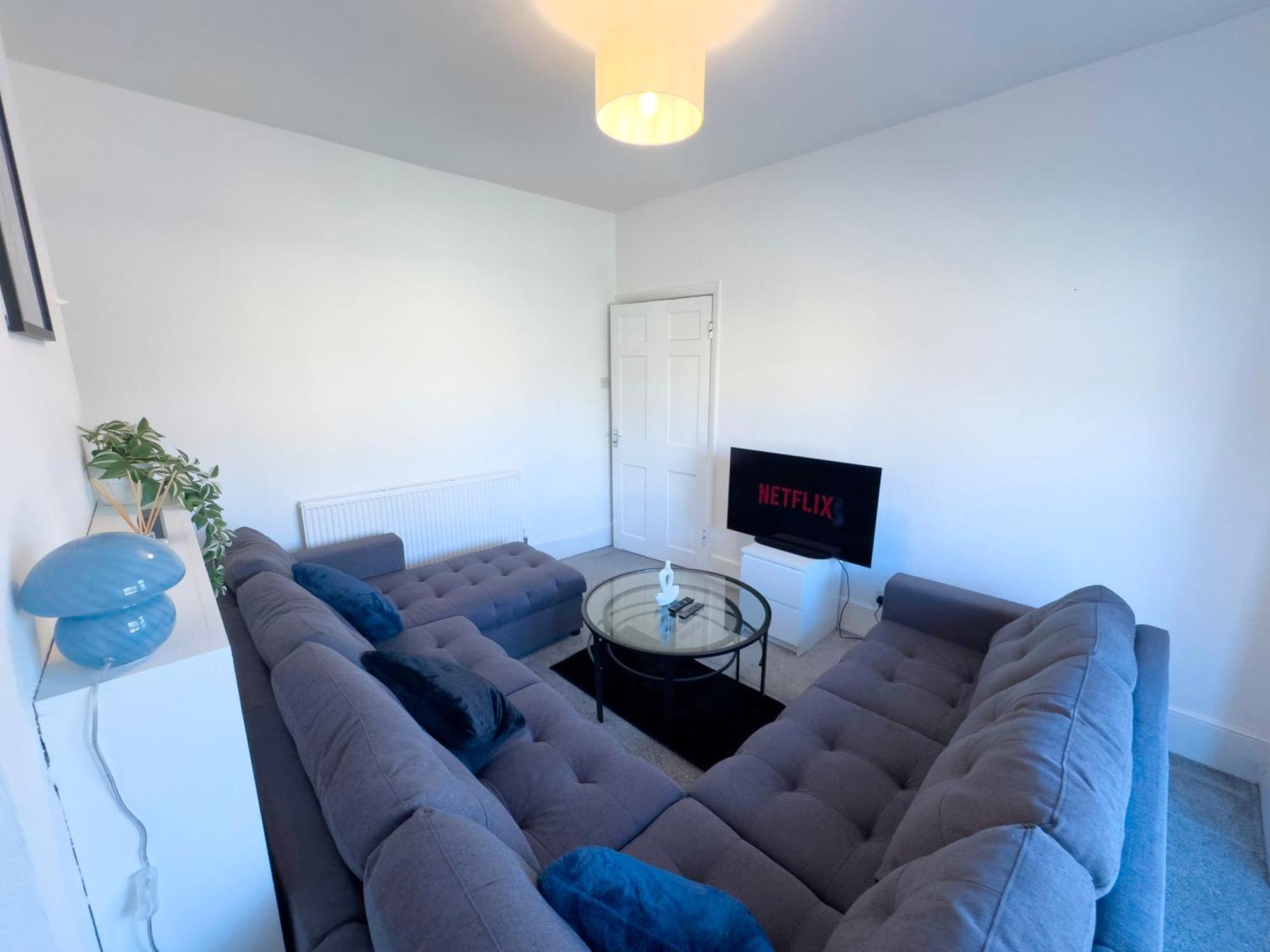 Spacious 3 Bed Apartment, 10 Mins From Wembley Stadium With Private Garden *