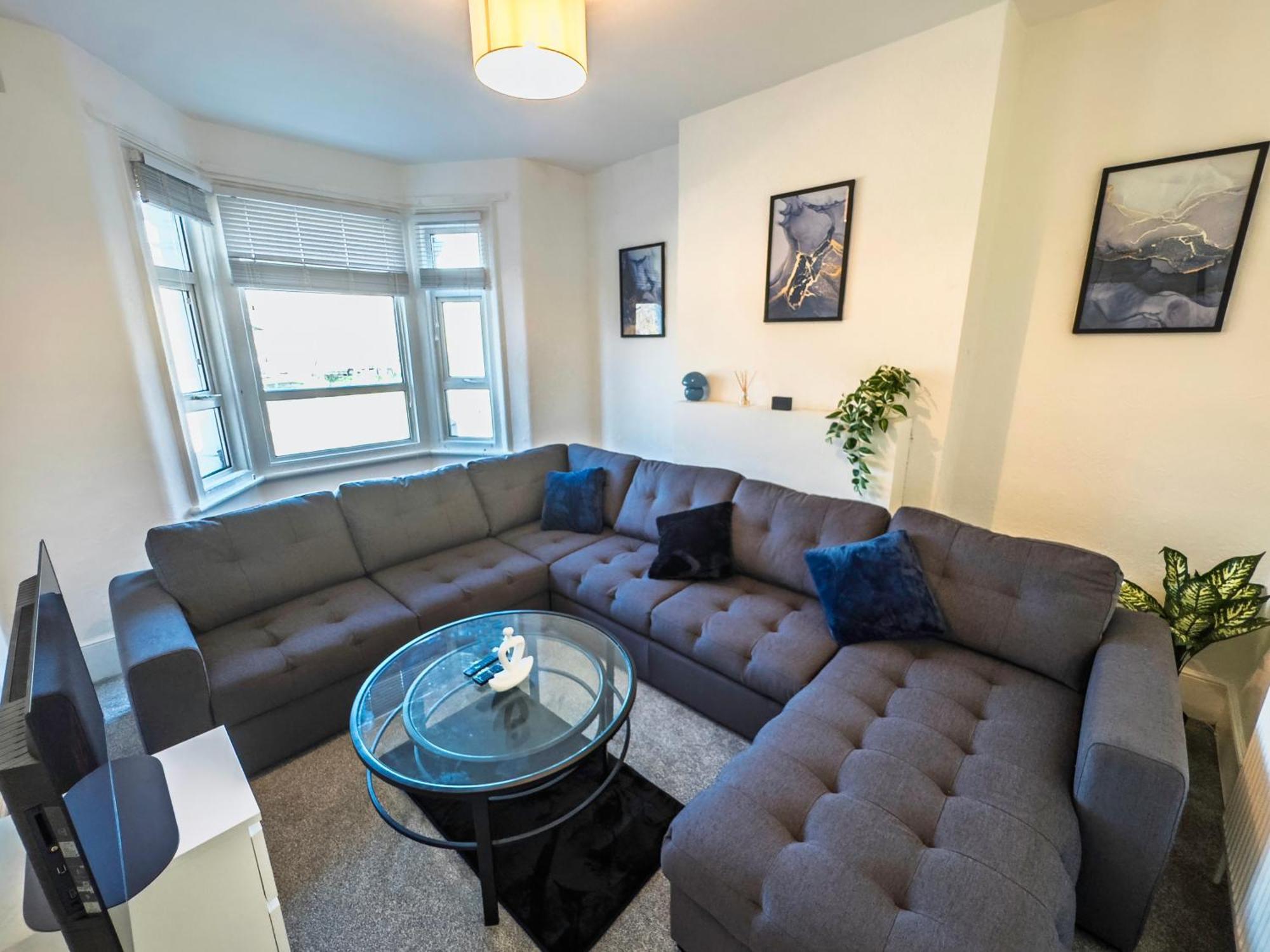 Spacious 3 Bed Apartment, 10 Mins From Wembley Stadium With Private Garden