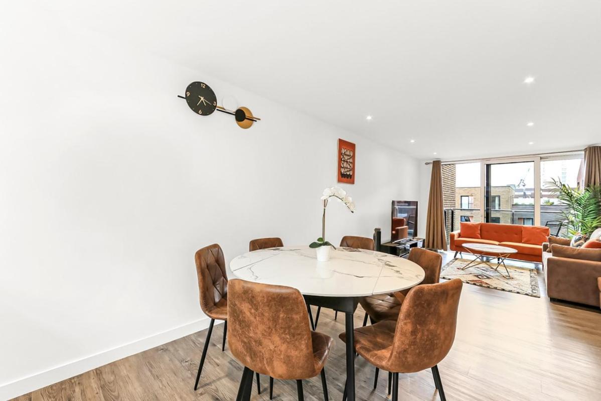 Modern 2 Bed 2 Bath Flat With Balcony Surrey Quays * Londres