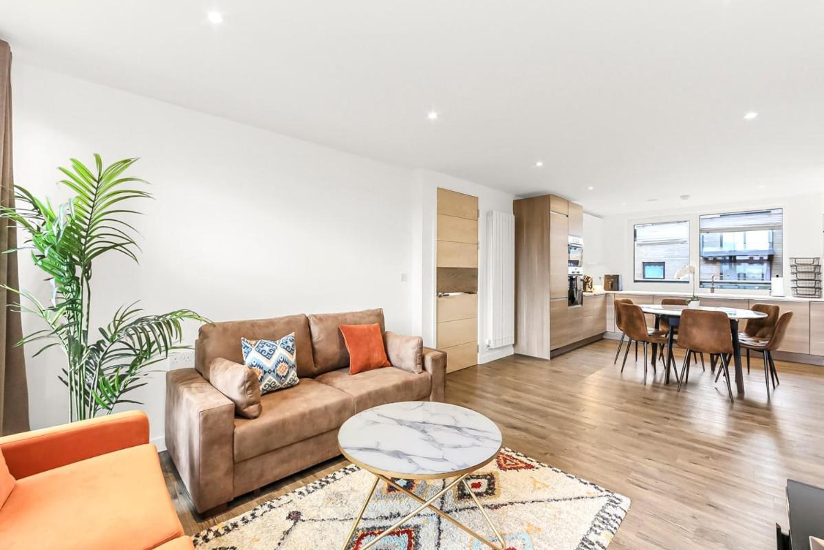 Modern 2 Bed 2 Bath Flat With Balcony Surrey Quays Appartement