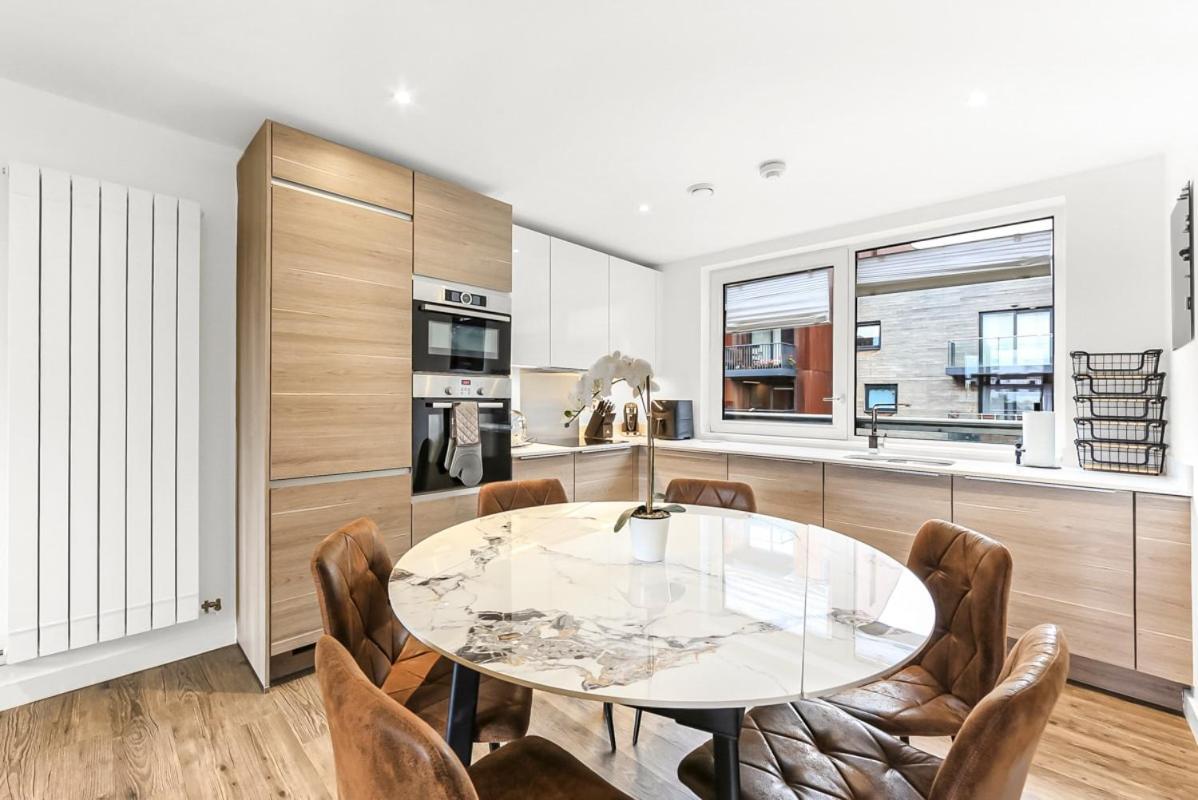 Appartement Modern 2 Bed 2 Bath Flat With Balcony Surrey Quays *