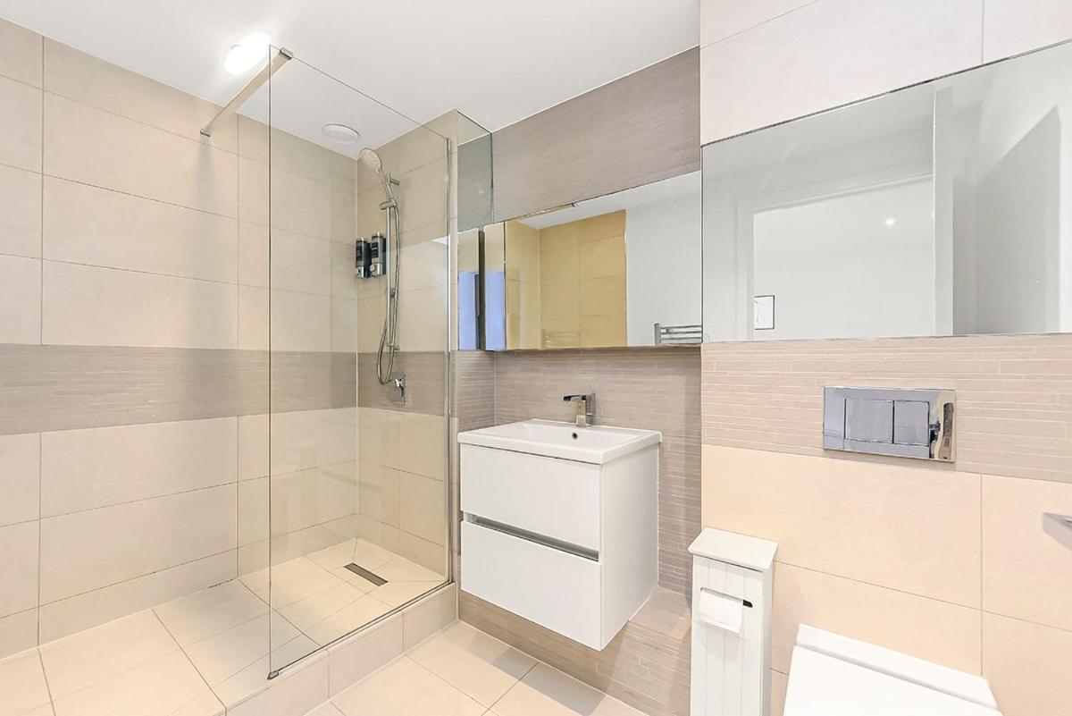 Modern 2 Bed 2 Bath Flat With Balcony Surrey Quays Appartement