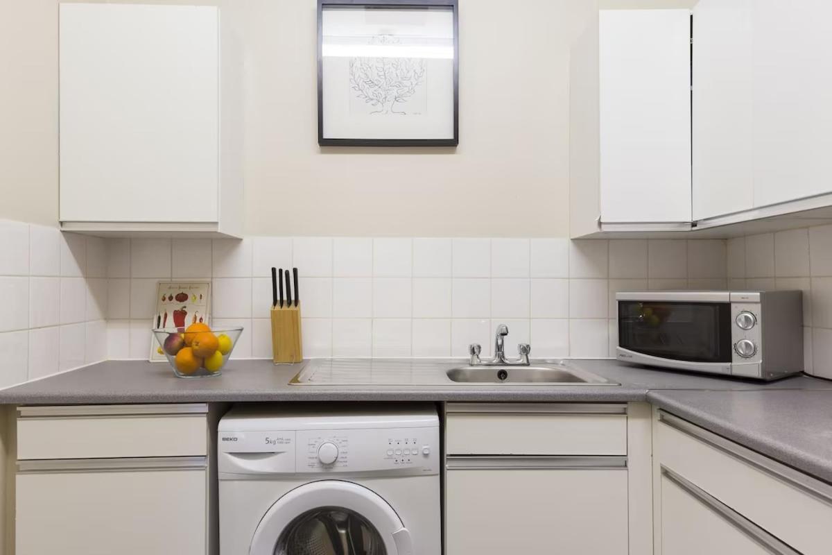 Trendy Spacious 1 Bedroom Flat *