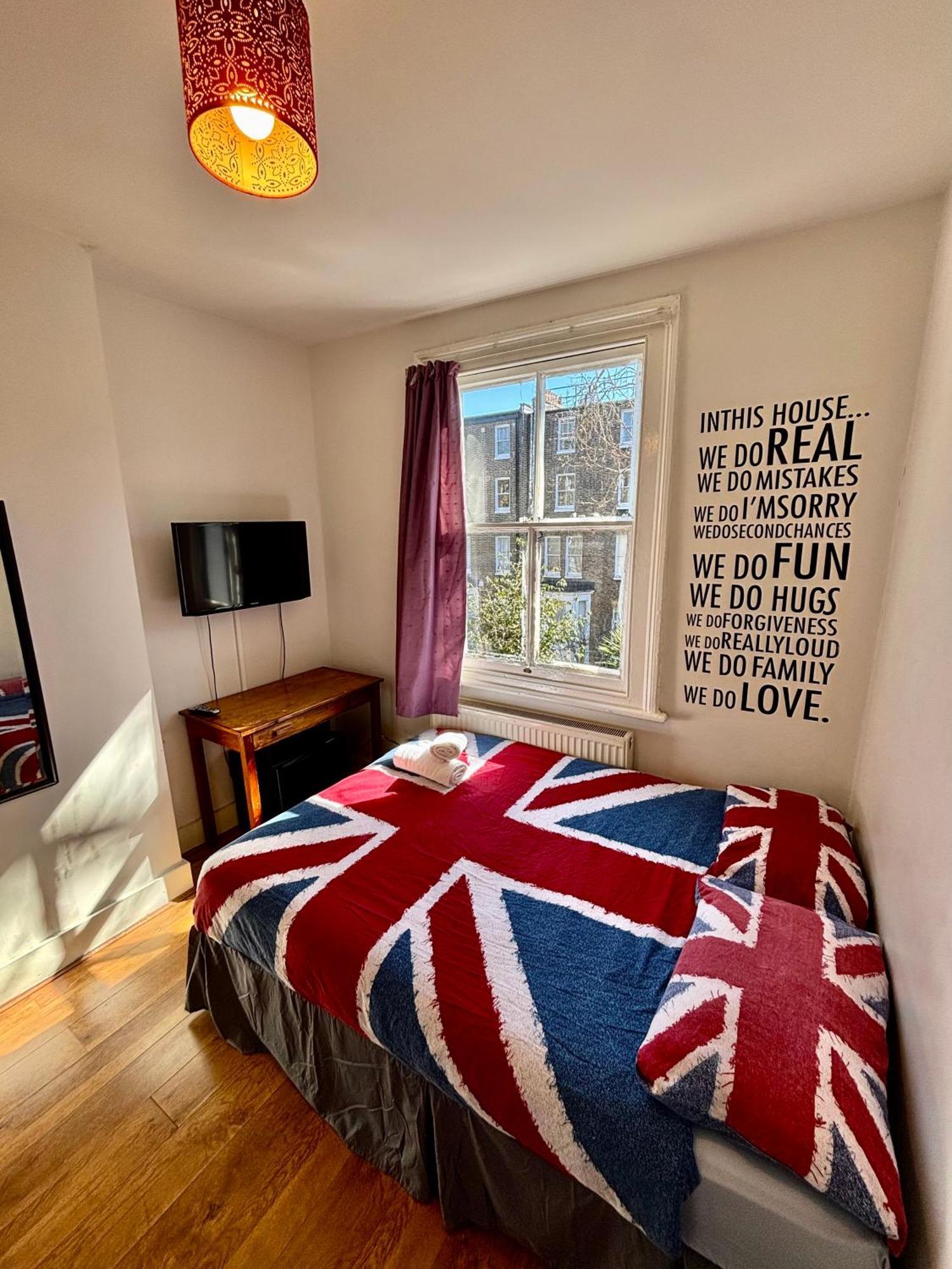 Saint Backpackers Hostel *