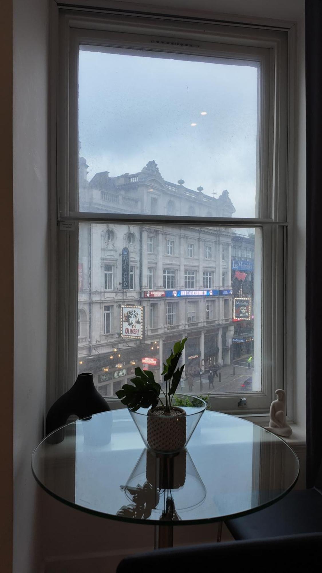 Stunning Piccadilly 1 Bedroom Flat In Vr9 Apartment *