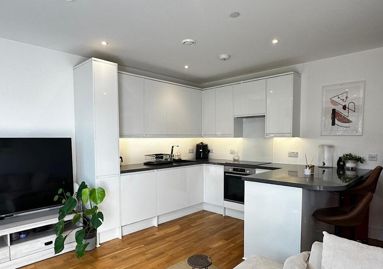 Bright Modern Flat With Canal View * London
