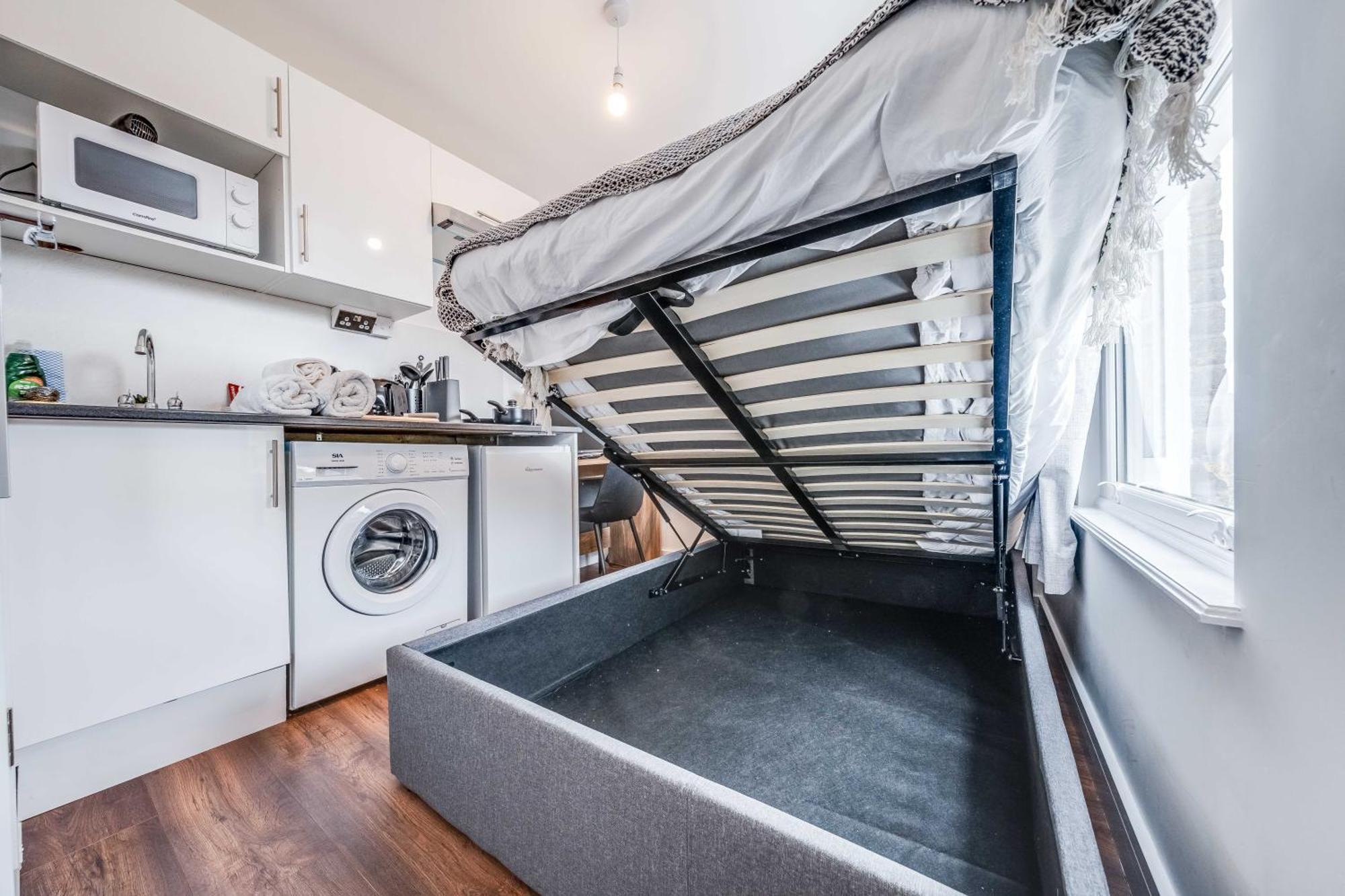 Camberwell High Spec 6-studio Unit Block