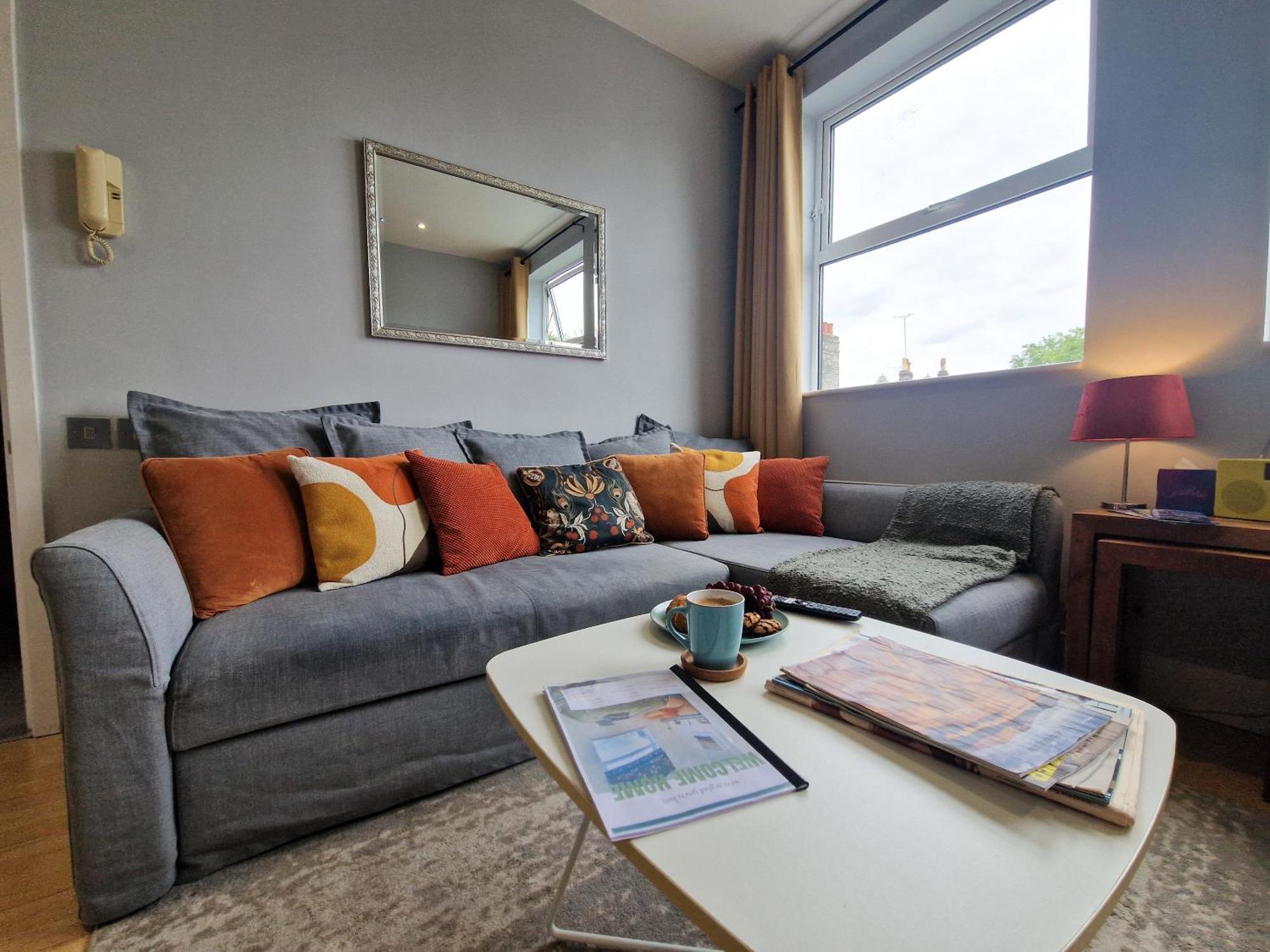 1-bed Apartment, Close To Kensington Olympia With Free Wi-fi & Netflix Londen