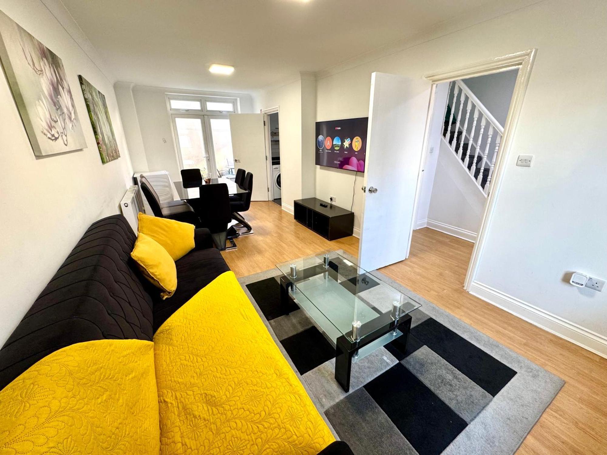 3 Bedrooms Spacious House, Separate Reception, 2 Full Bathrooms, Parking, Garden Vakantiehuis Londen