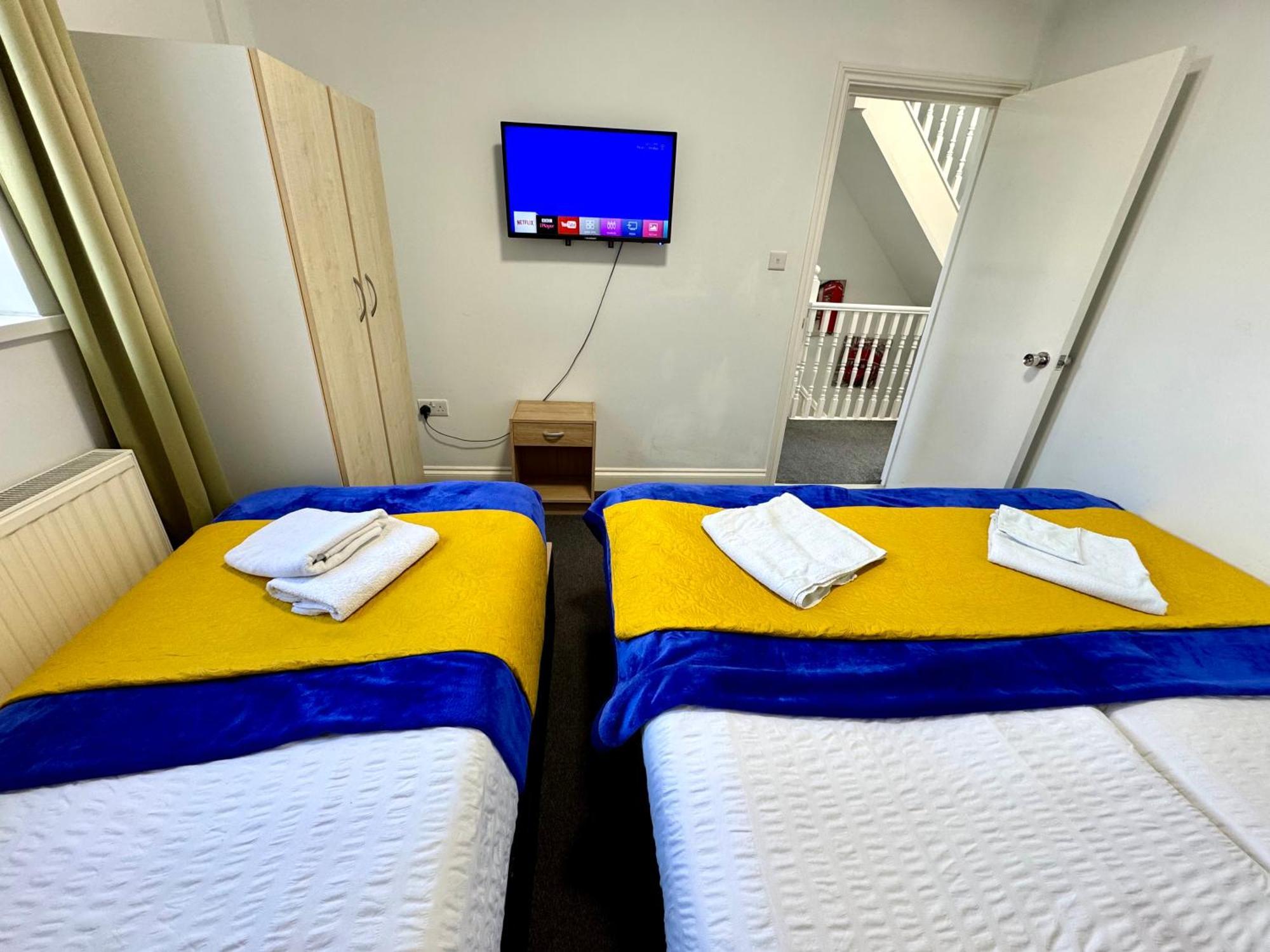 Vakantiehuis 3 Bedrooms Spacious House, Separate Reception, 2 Full Bathrooms, Parking, Garden
