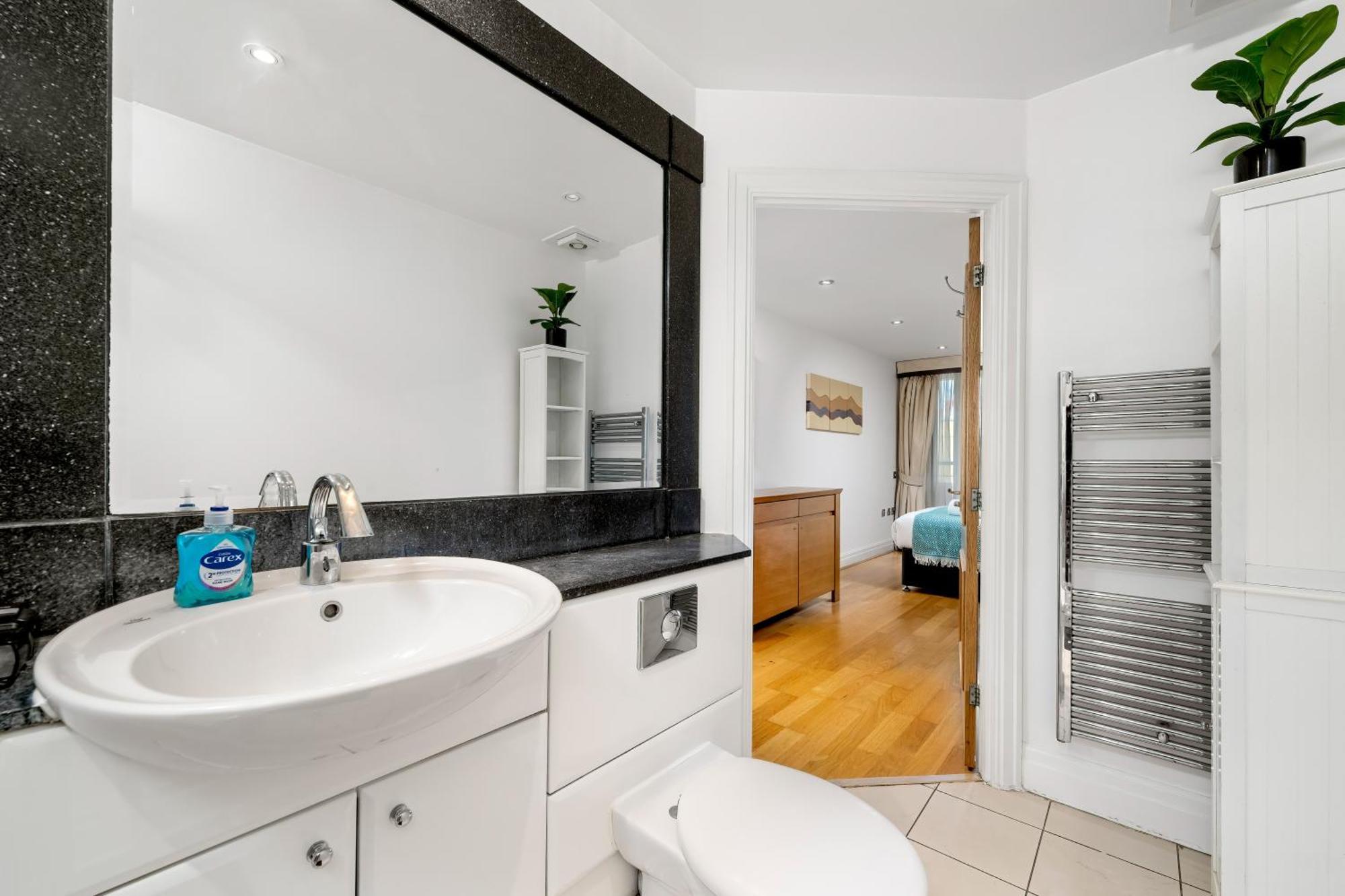 Modern Paddington Station 2 Bedroom