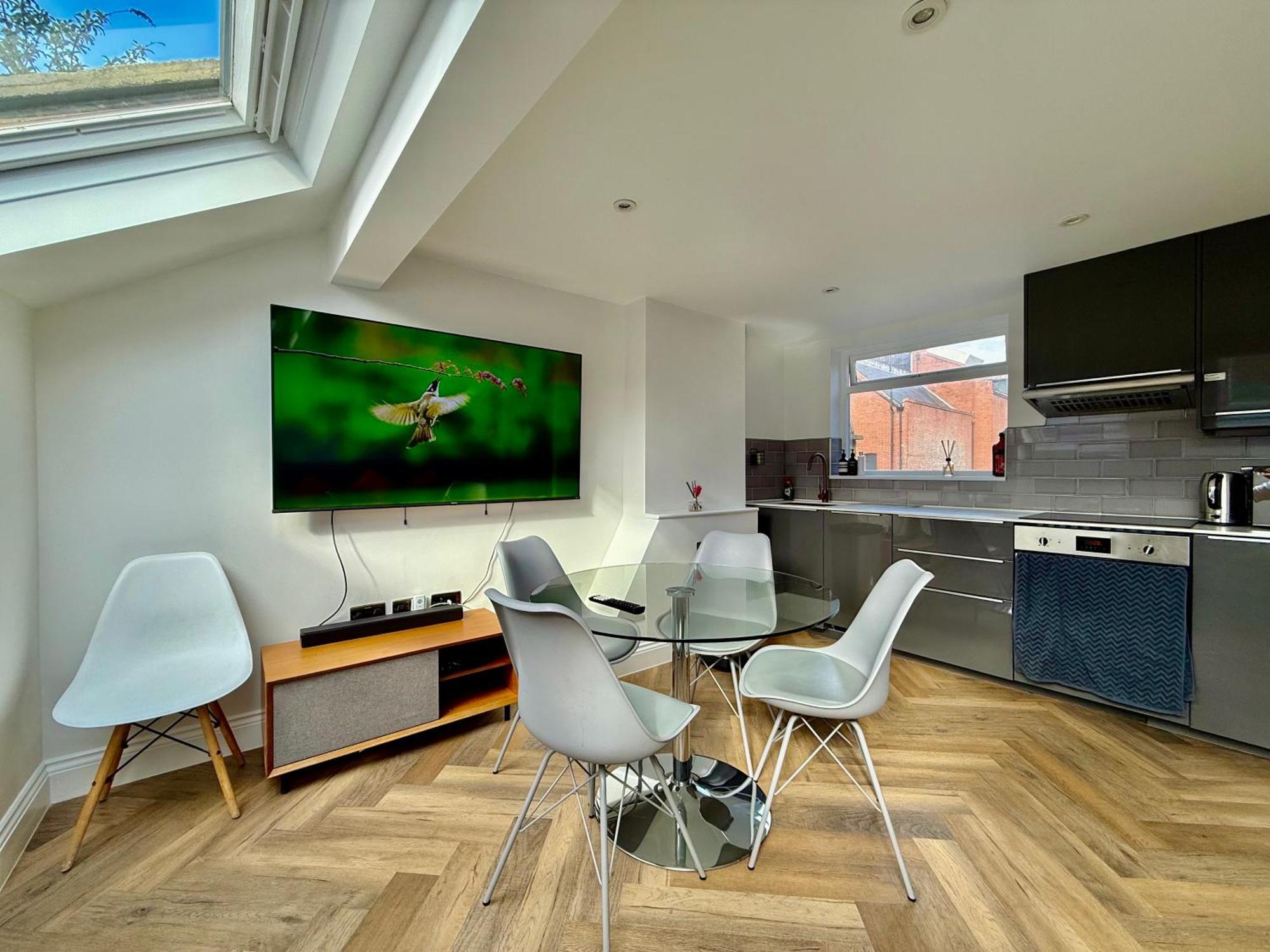 Central, Modern, Westfield, Close To Tube Station