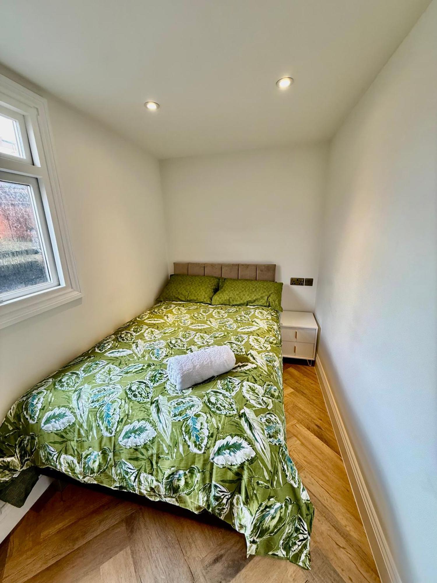 Apartment Central, Modern, Westfield, Close To Tube Station *