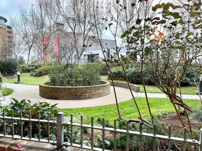 Modern 2 Bedroom Close To Center Zone 2 Londres