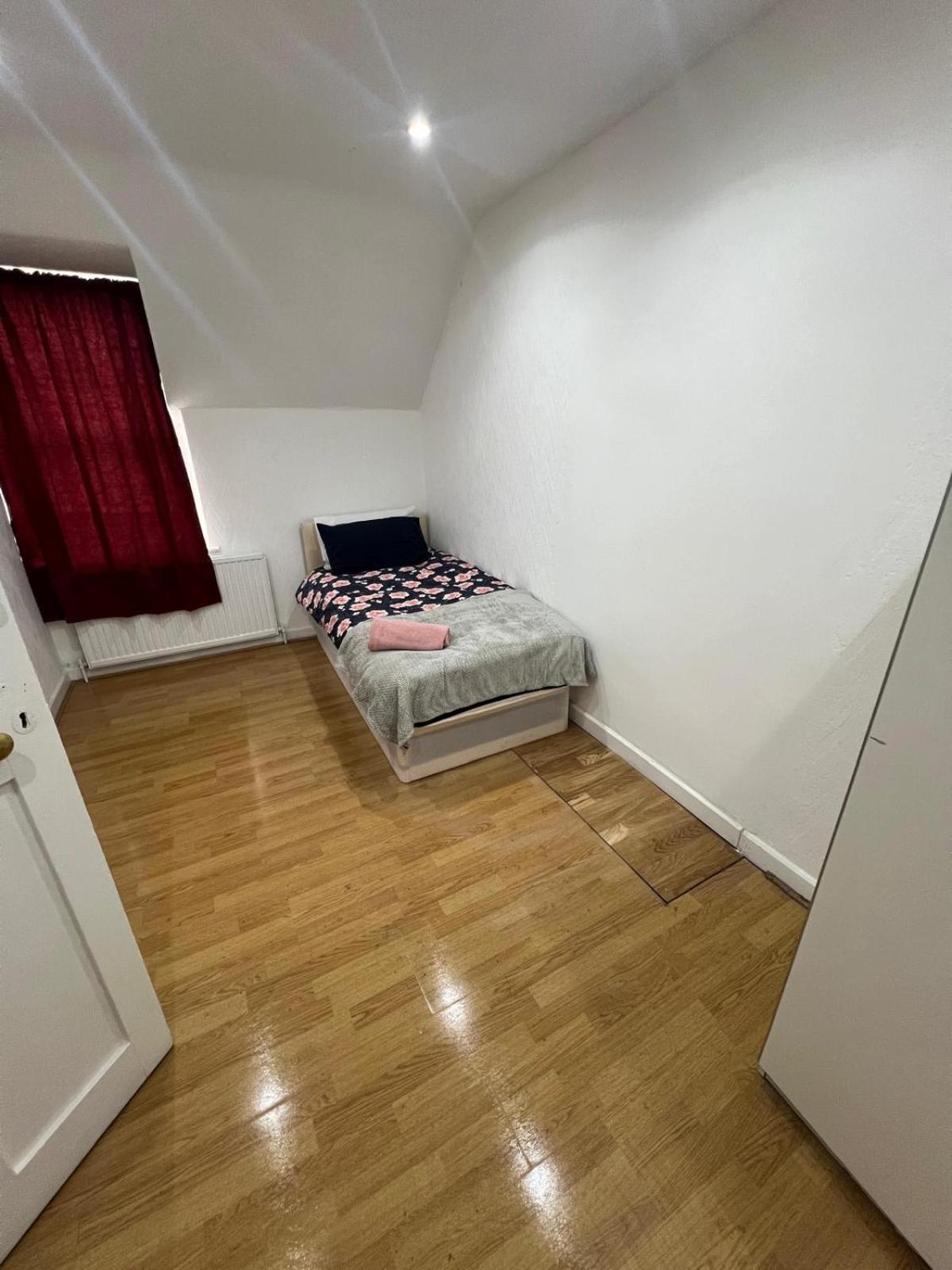 Good Priced Single In East Acton * Londen