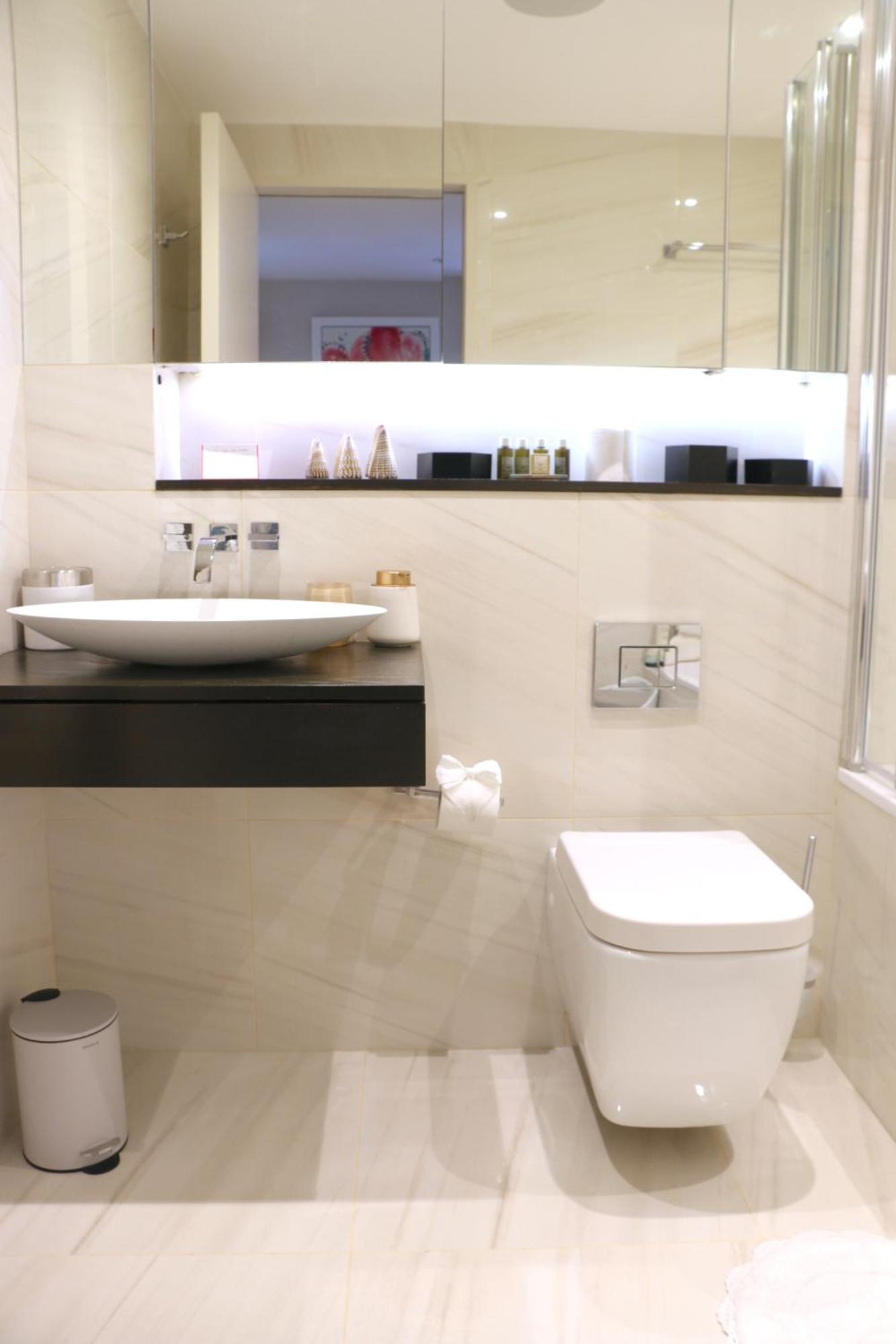 Elegant Designer By Chelsea Bridge & Battersea Power Station *