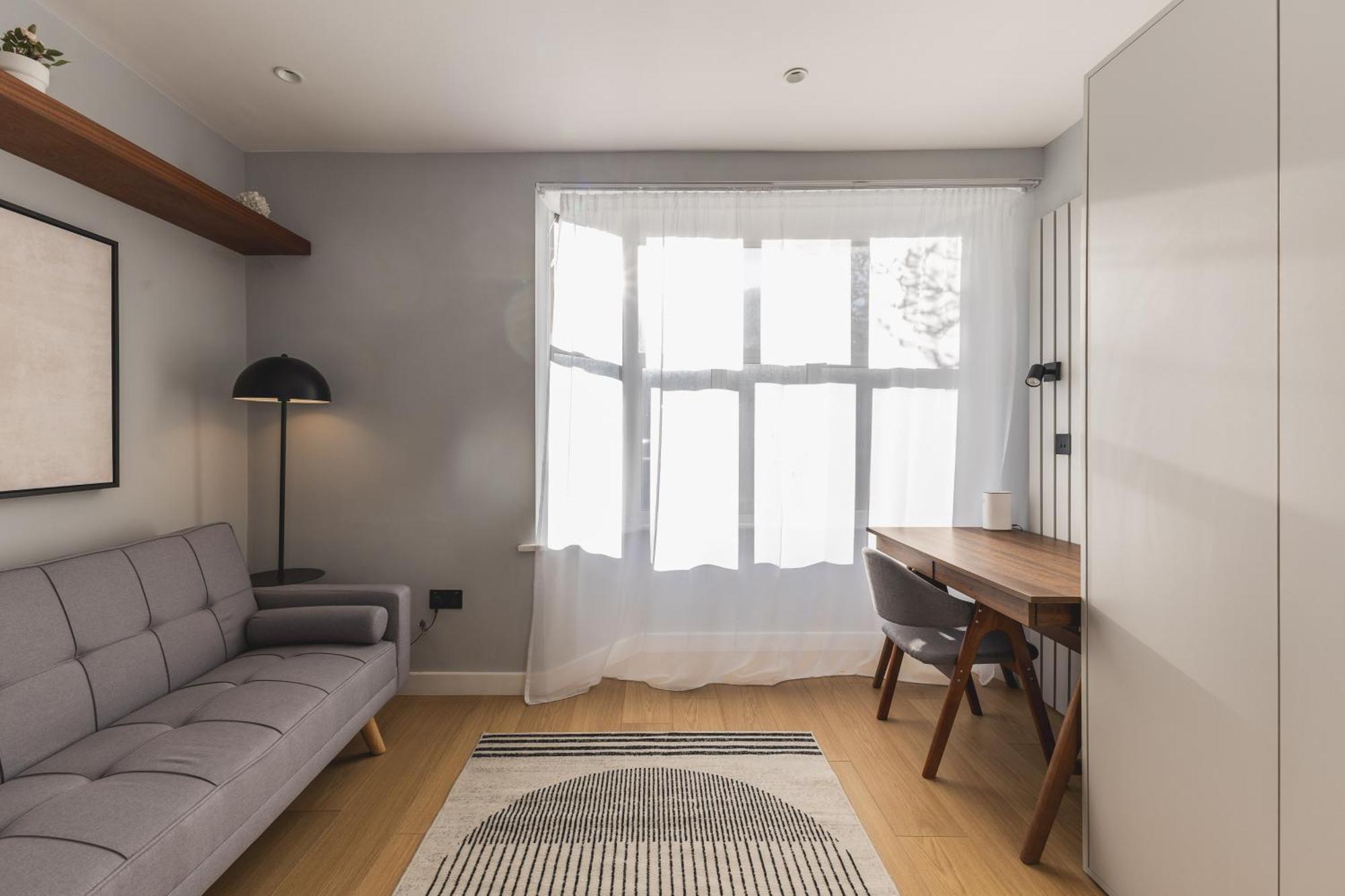 Upscale House In Acton East Londres