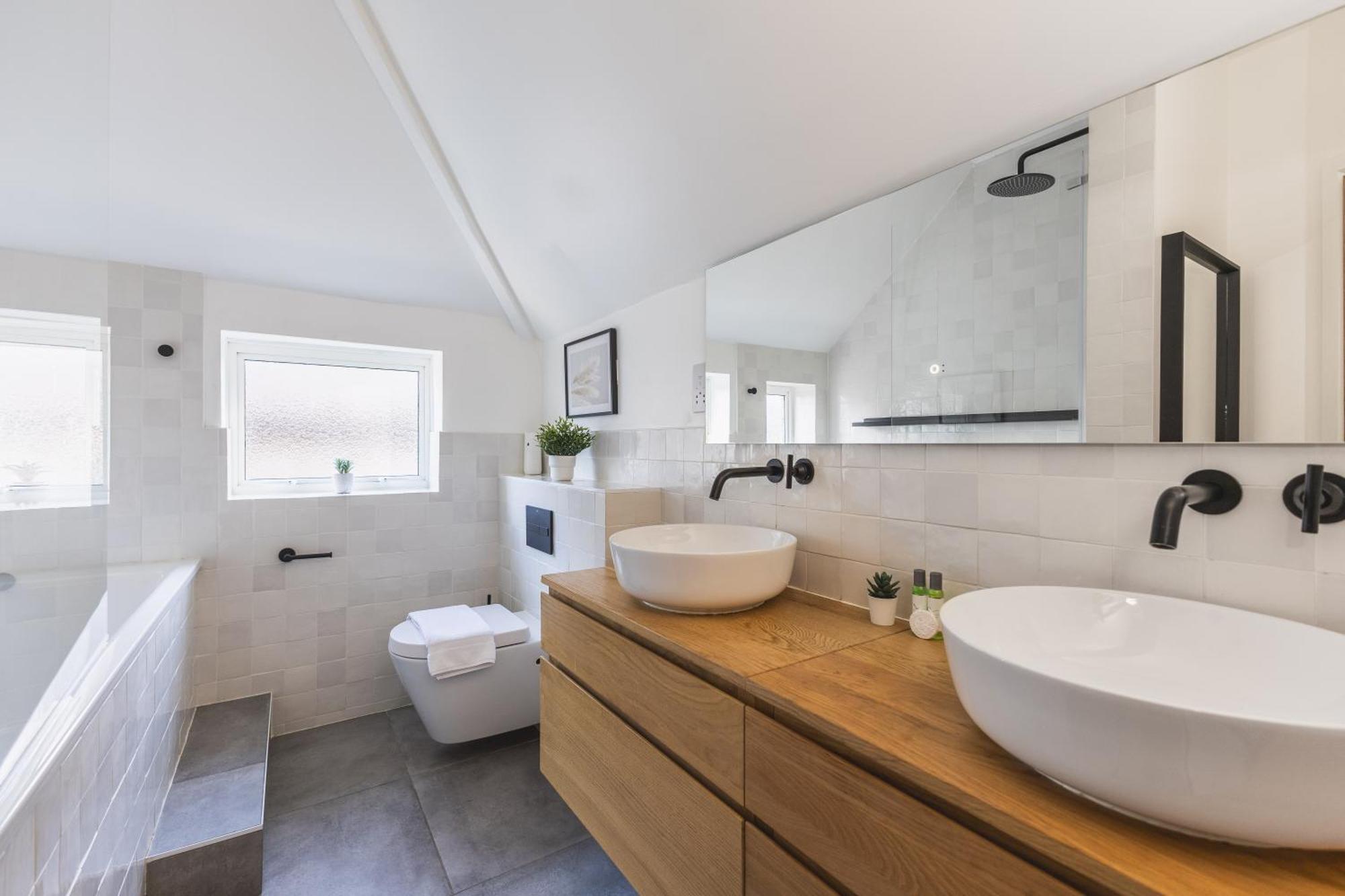 Upscale House In Acton East Londres