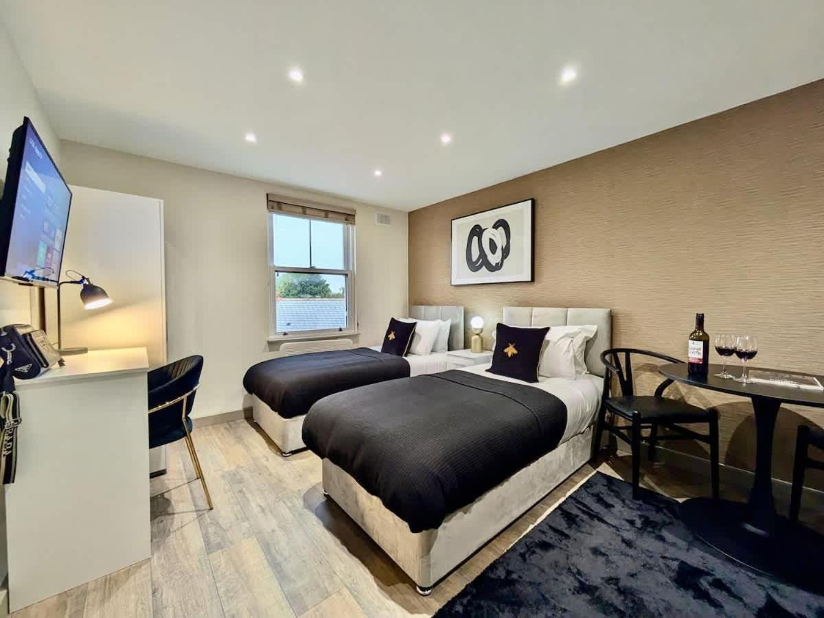 King-smart Tv-full Kitchen-5mins To Transport-desk