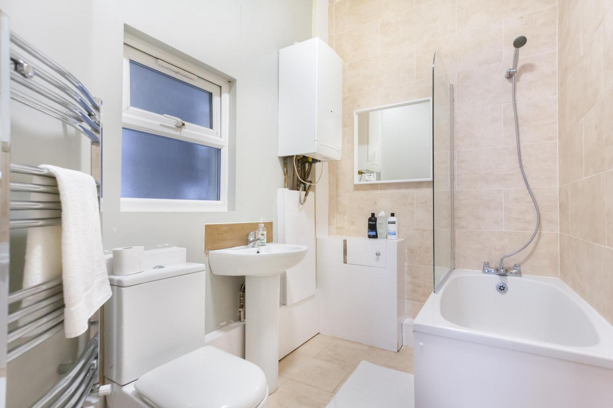 Brilliant 2 Bedrooms Flat Next To The Station Appartement *