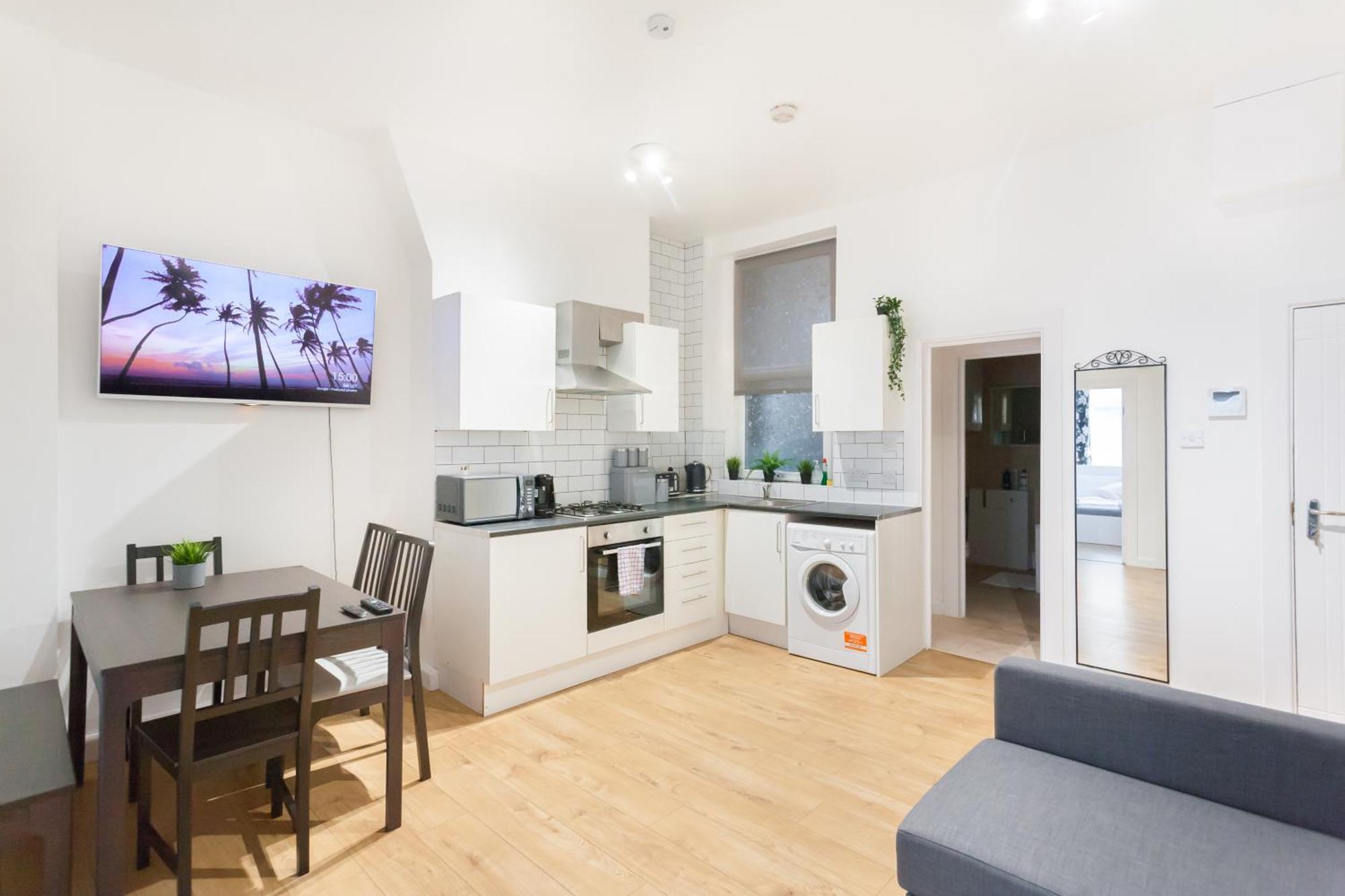 Brilliant 2 Bedrooms Flat Next To The Station