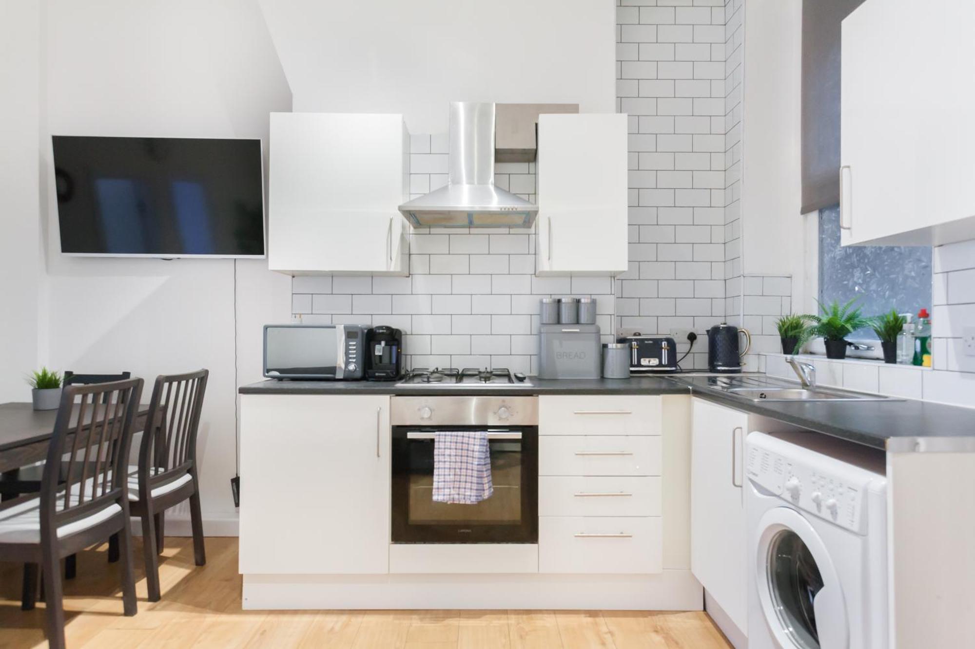 Brilliant 2 Bedrooms Flat Next To The Station Apartment