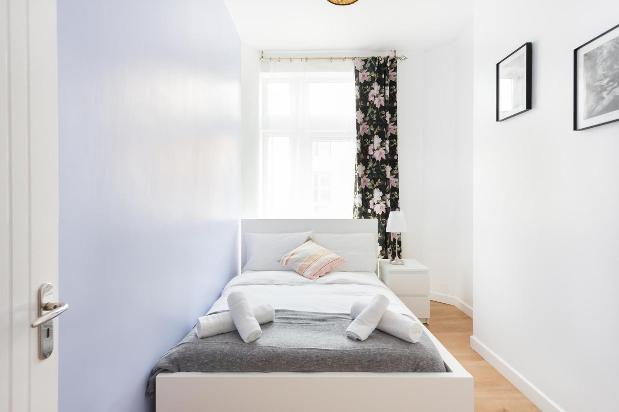Brilliant 2 Bedrooms Flat Next To The Station London