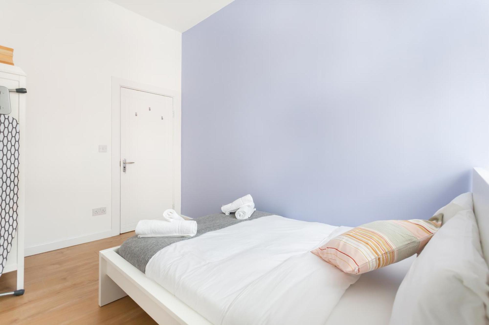 Brilliant 2 Bedrooms Flat Next To The Station Apartment