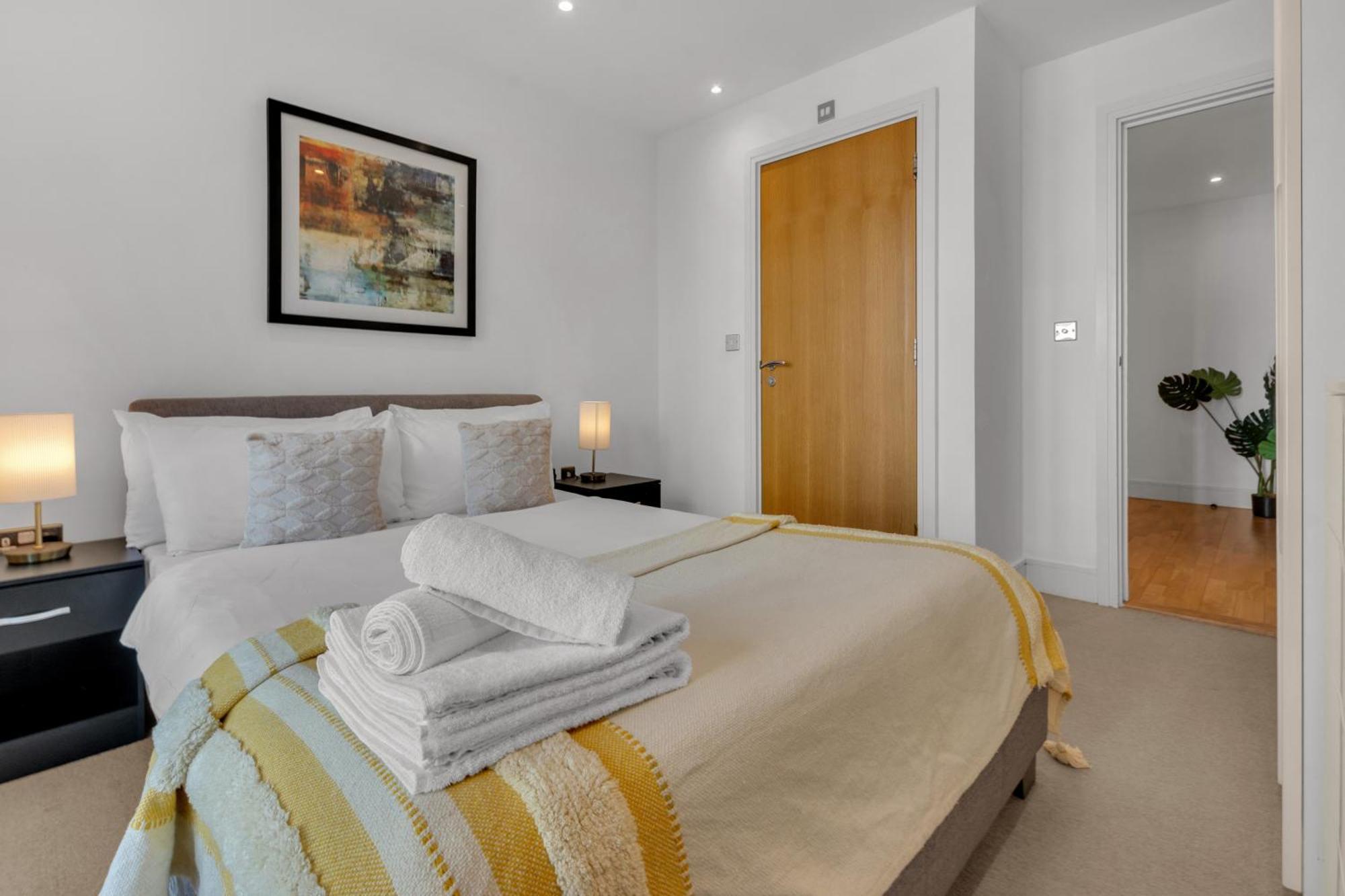 Mysquare Two Bedroom Serviced In Indescon Square * Londres