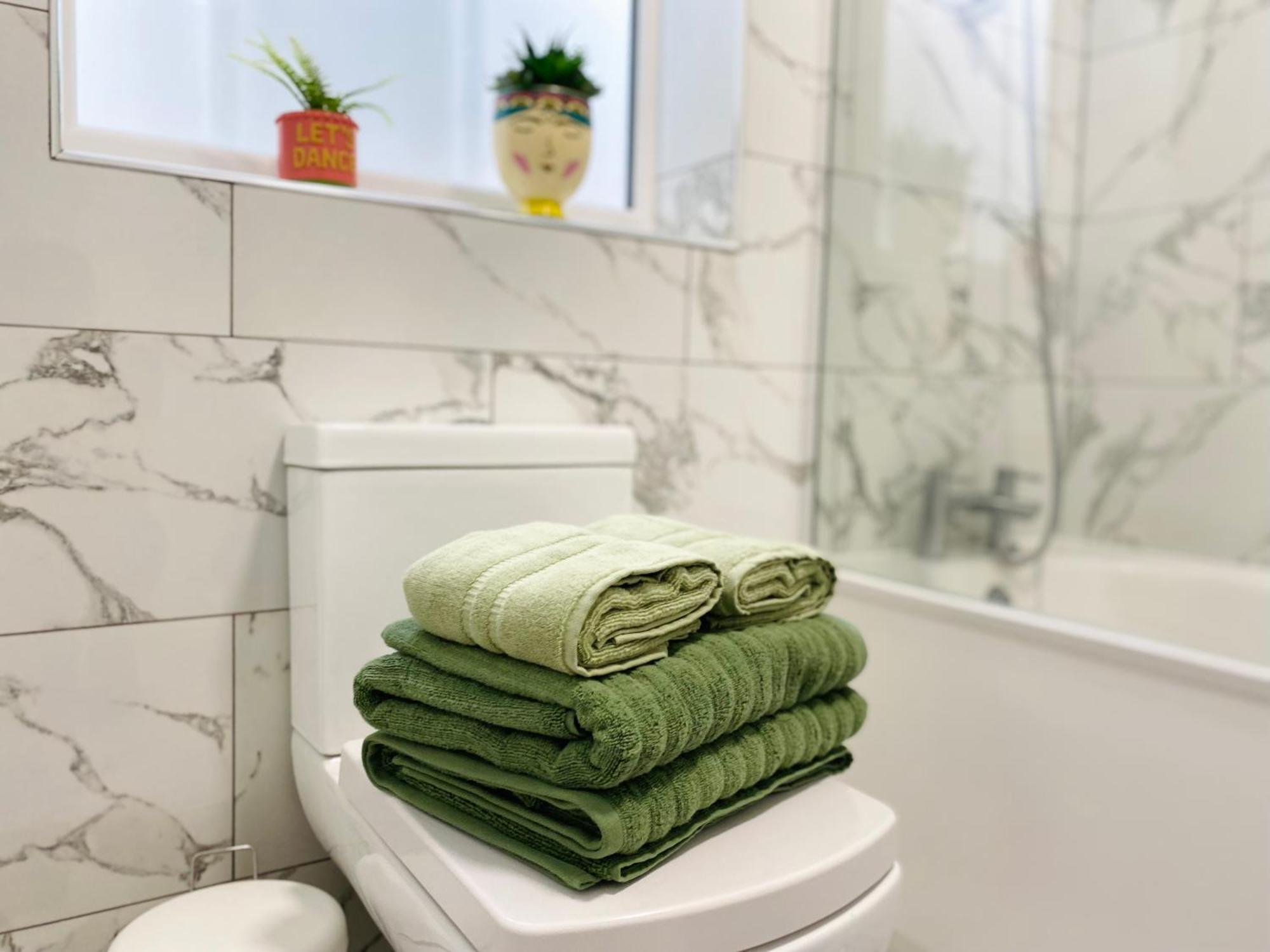Modern 1-bed 30min To & Parking Apartamento