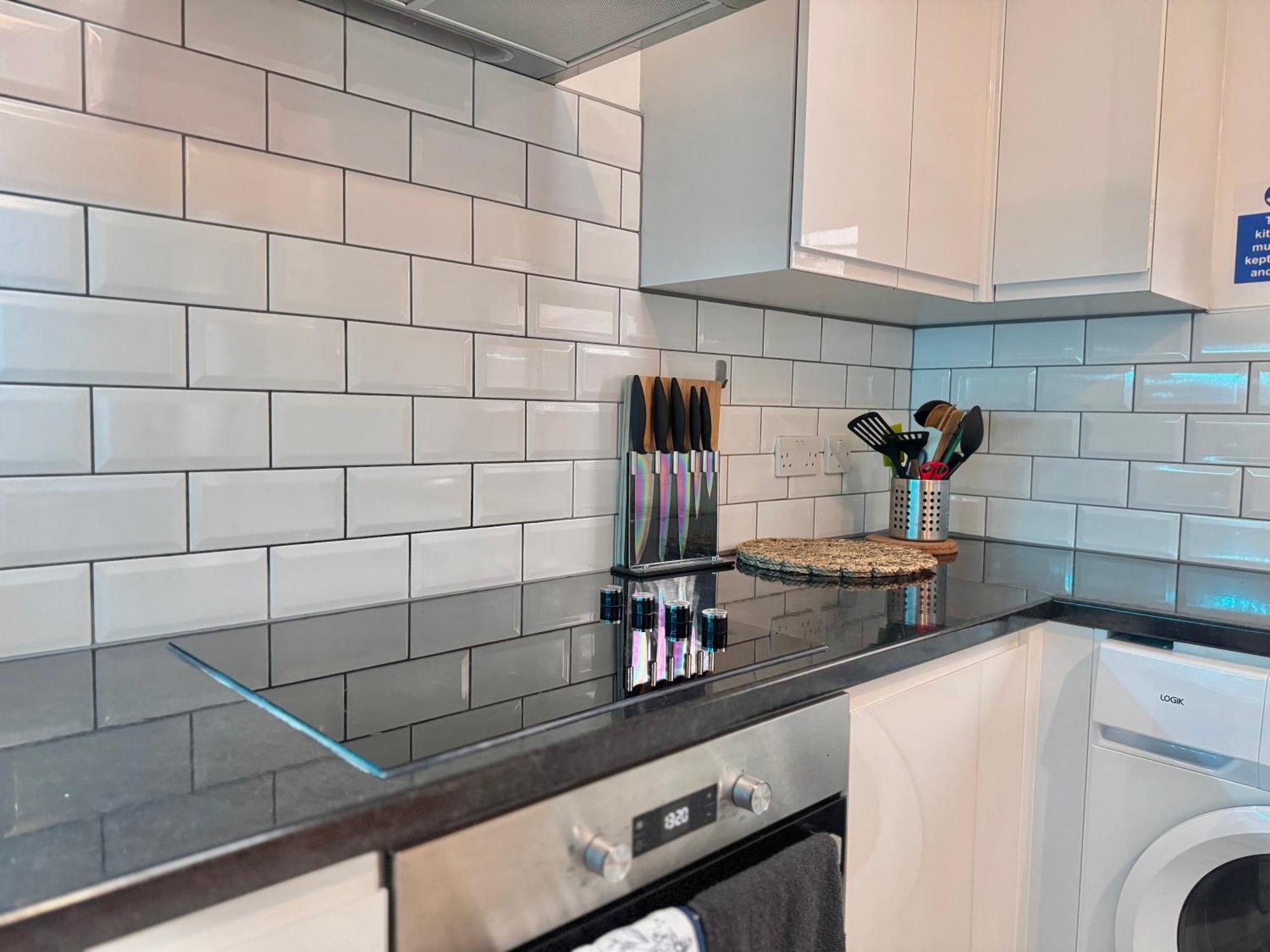 Modern 1-bed 30min To & Parking Londres