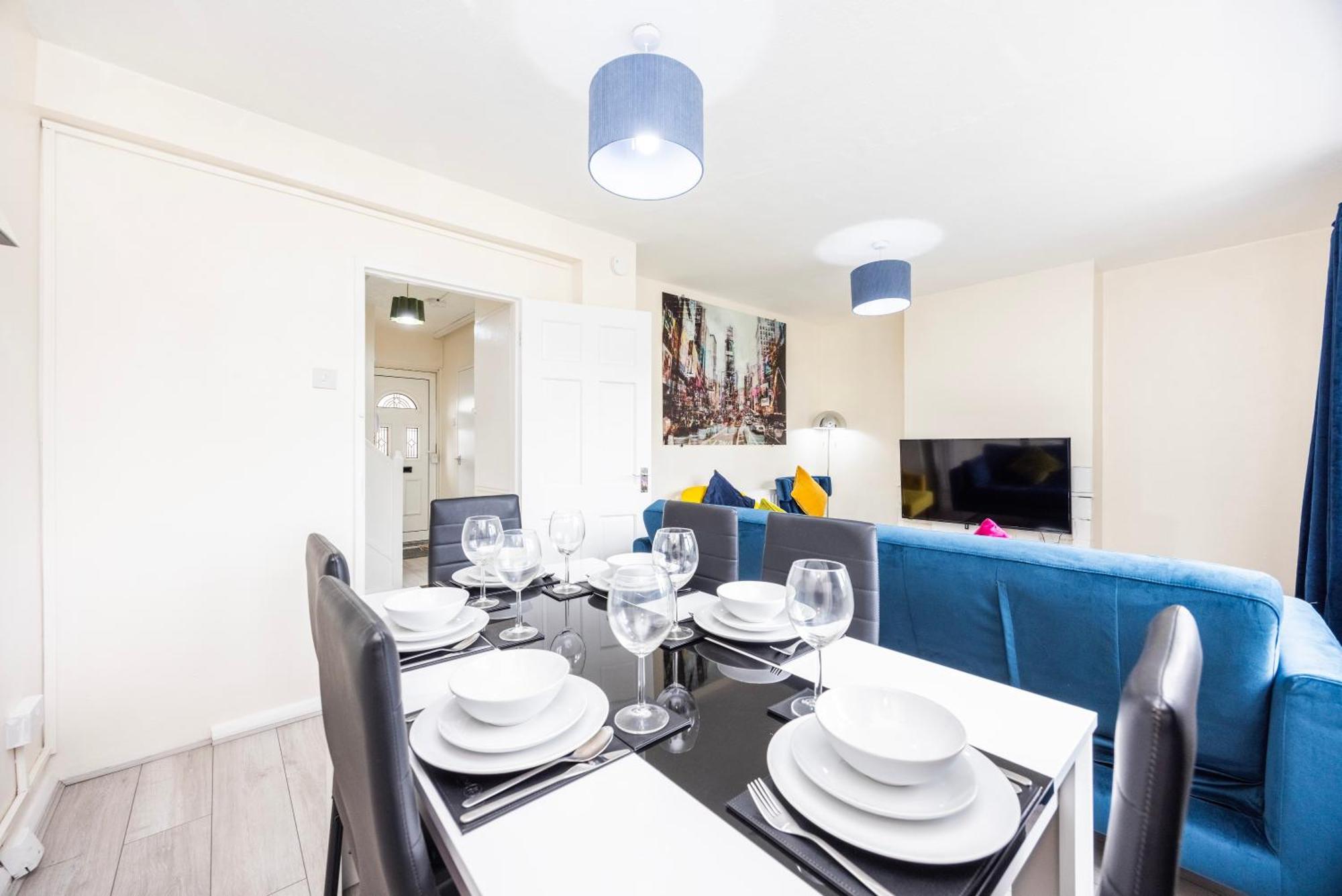 Garland Modern Close To Station 3 Bedroom *