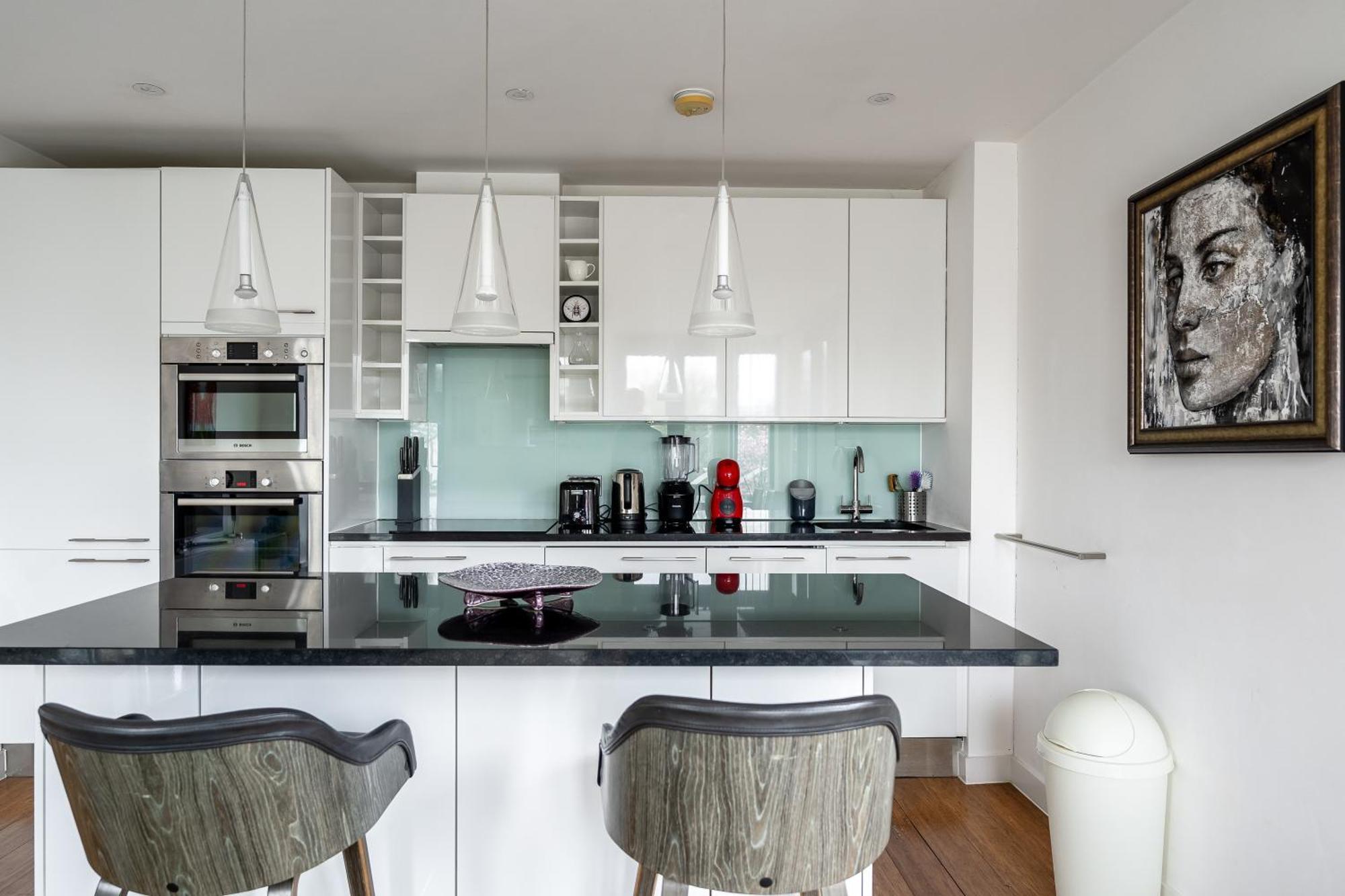 Modern, Stylishly Furnished Apartment, With Wrap Around Balcony In Notting Hill Londres