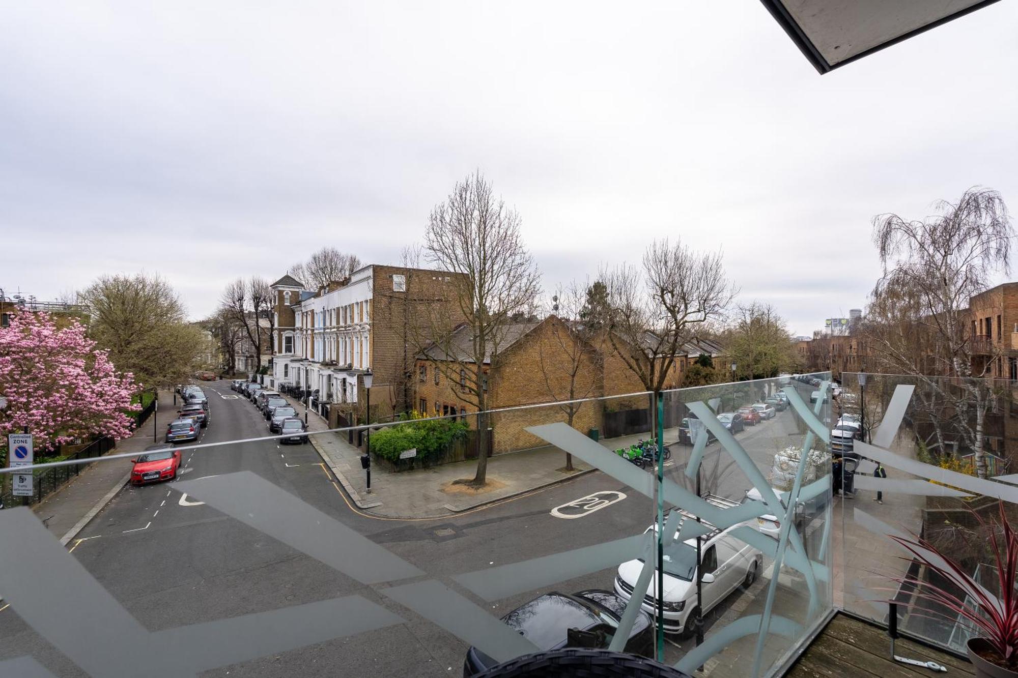 Modern, Stylishly Furnished Apartment, With Wrap Around Balcony In Notting Hill Londres